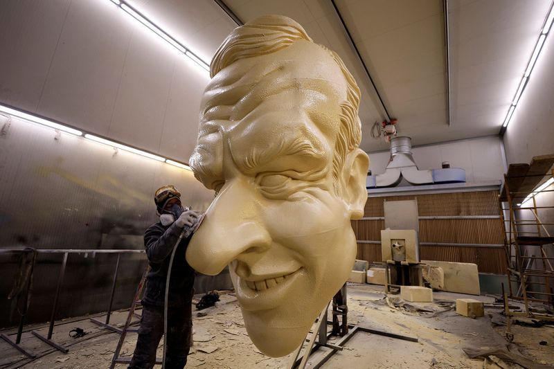 https://resize-parismatch.lanmedia.fr/rcrop/800/img/var/news/storage/images/paris-match/actu/politique/la-presidentielle-et-ses-candidats-s-invitent-au-carnaval-de-nice-1786748/nice7/29340497-1-fre-FR/Nice7.jpg