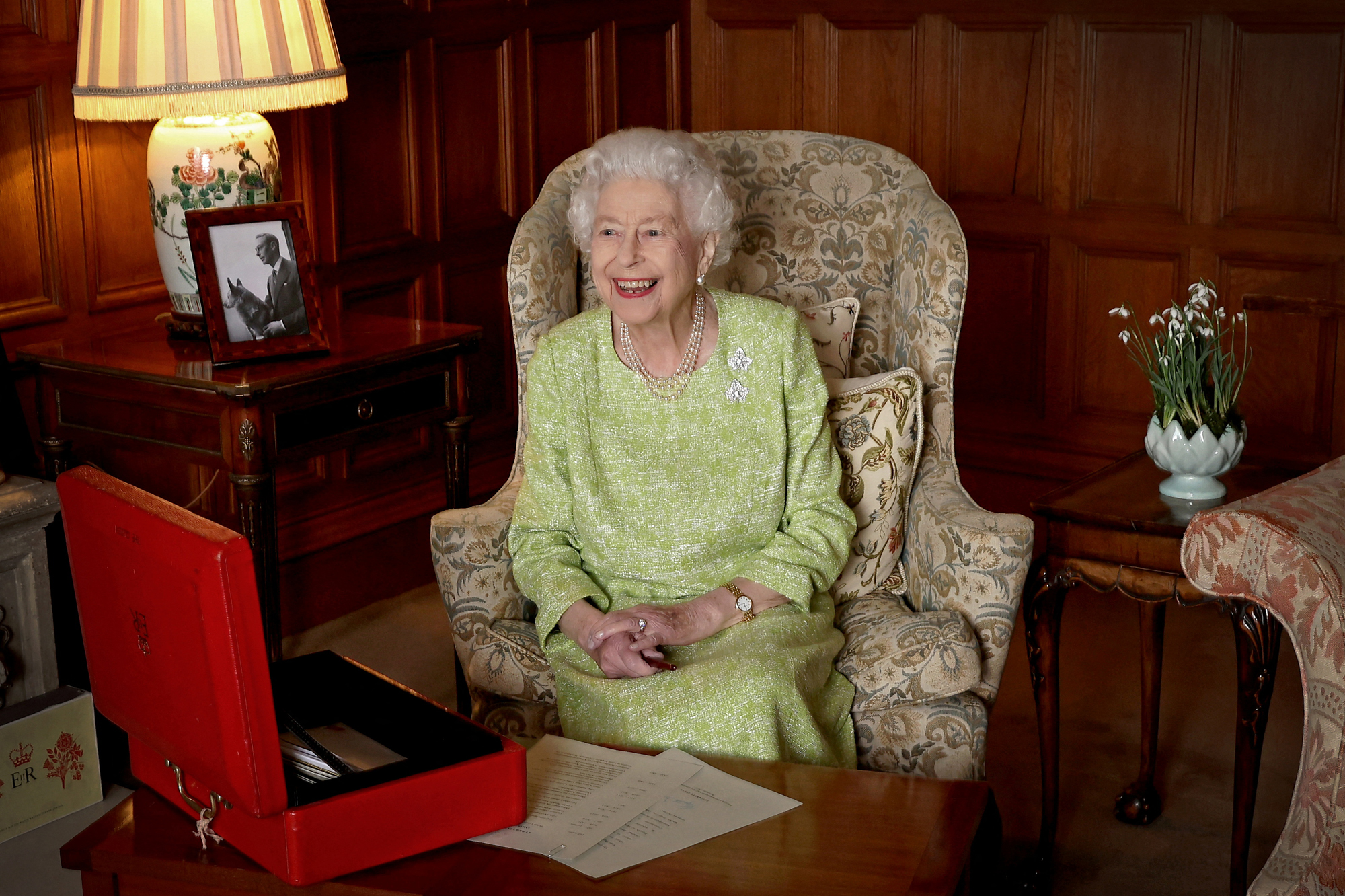 Elizabeth II Au Travail Sur La Photo Officielle De Ses 70 Ans De Règne