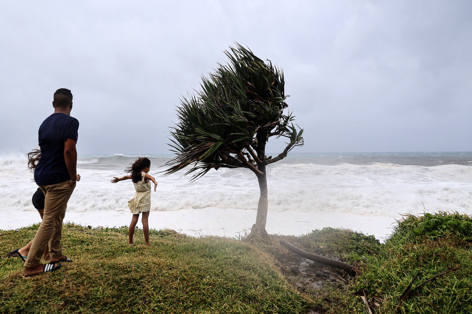 La Réunion En Alerte Rouge Redoute Le Cyclone Batsirai, Déjà 12 Blessés