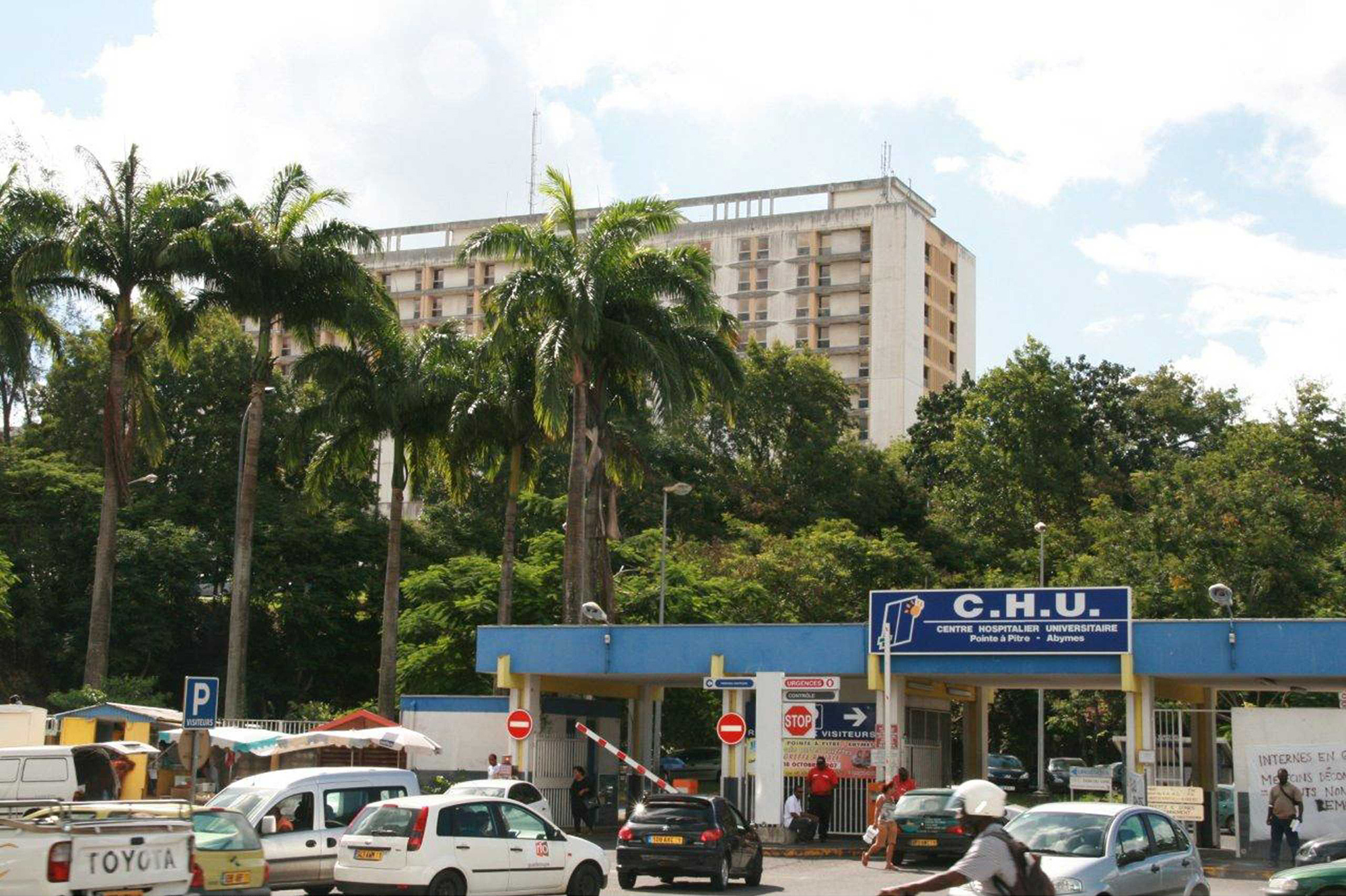 Guadeloupe le patron de l'hôpital de PointeàPitre exfiltré par la police