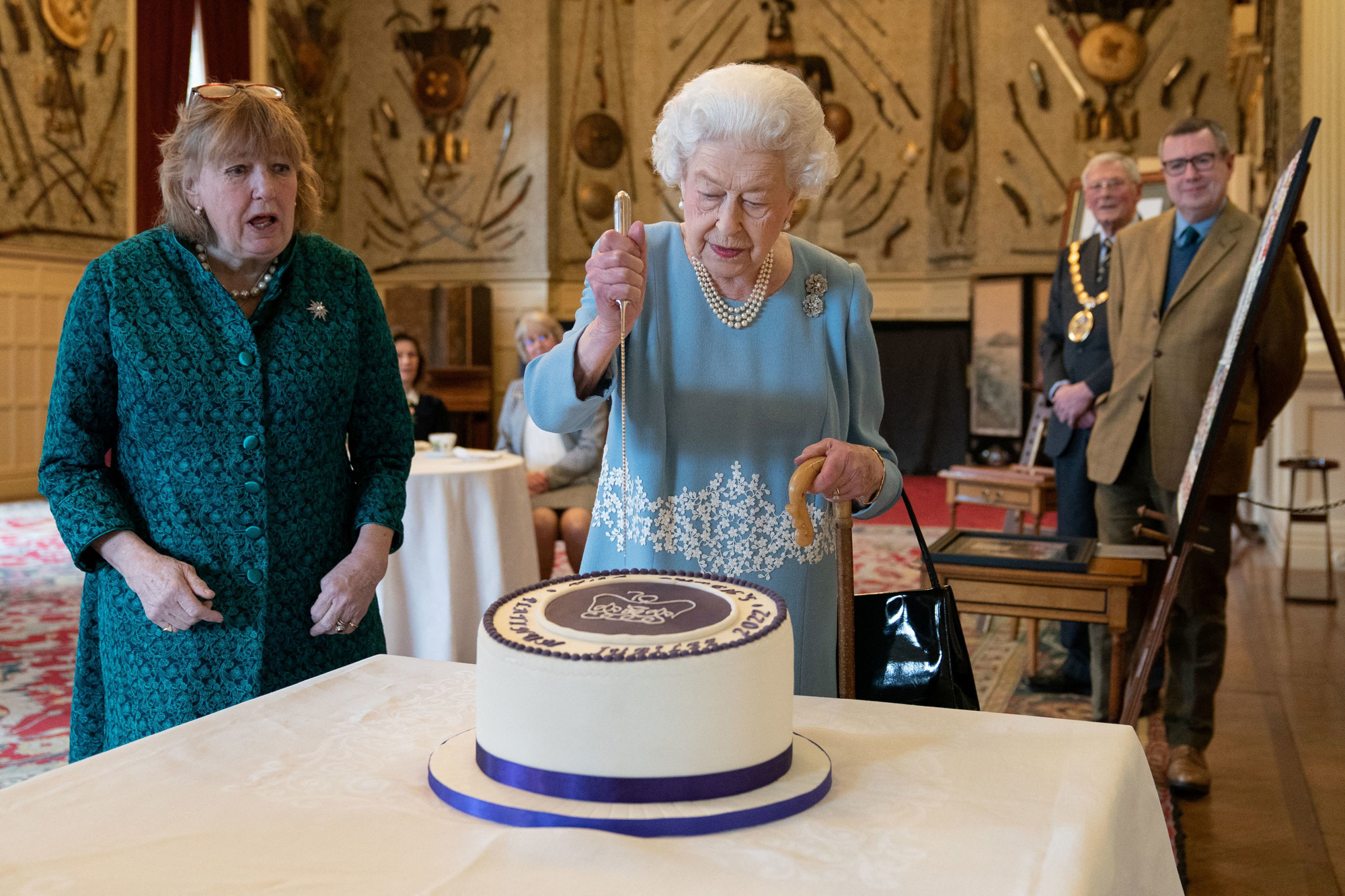 Elizabeth Ii Ravie De Couper Son Gateau D Anniversaire A La Veille De Ses 70 Ans De Regne