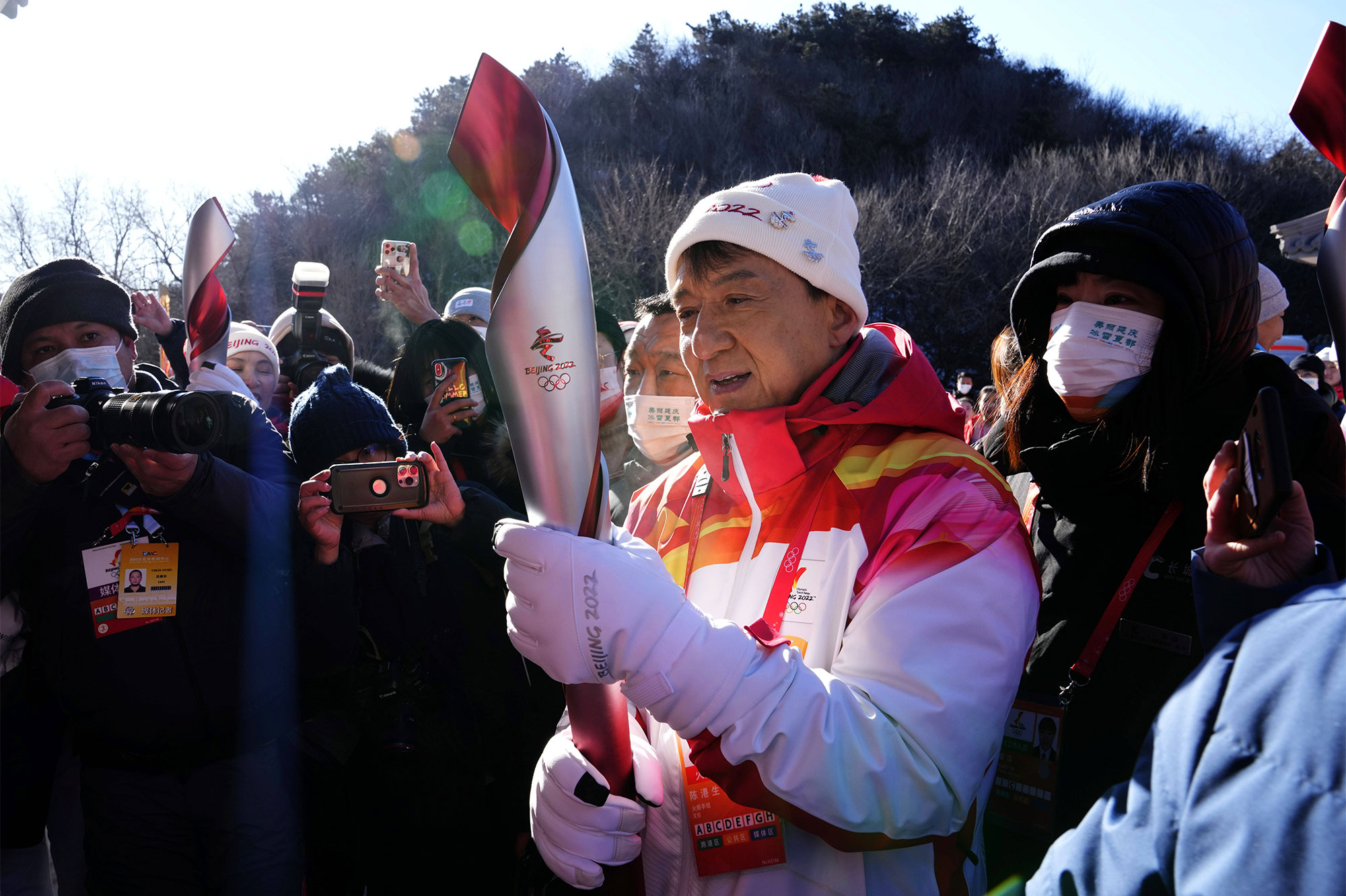 Pékin 2022 Jackie Chan, porte fièrement la flamme olympique sur la Grande Muraille