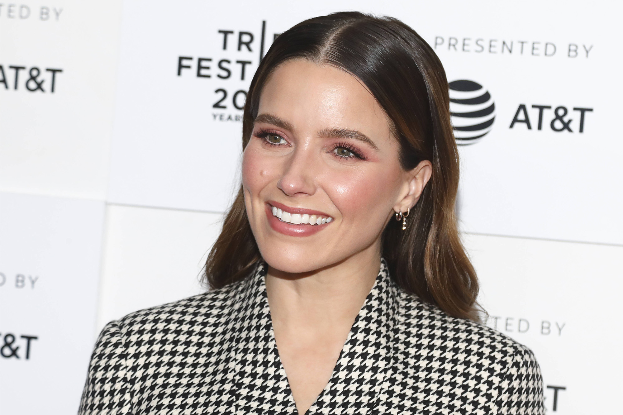 https://resize-parismatch.lanmedia.fr/var/pm/public/media/image/2022/02/28/22/L-actrice-Sophia-Bush-annonce-s-etre-fiancee.jpg?VersionId=Ifys4LPAzd2MLoPQViYGcfnsOSXWvbK6