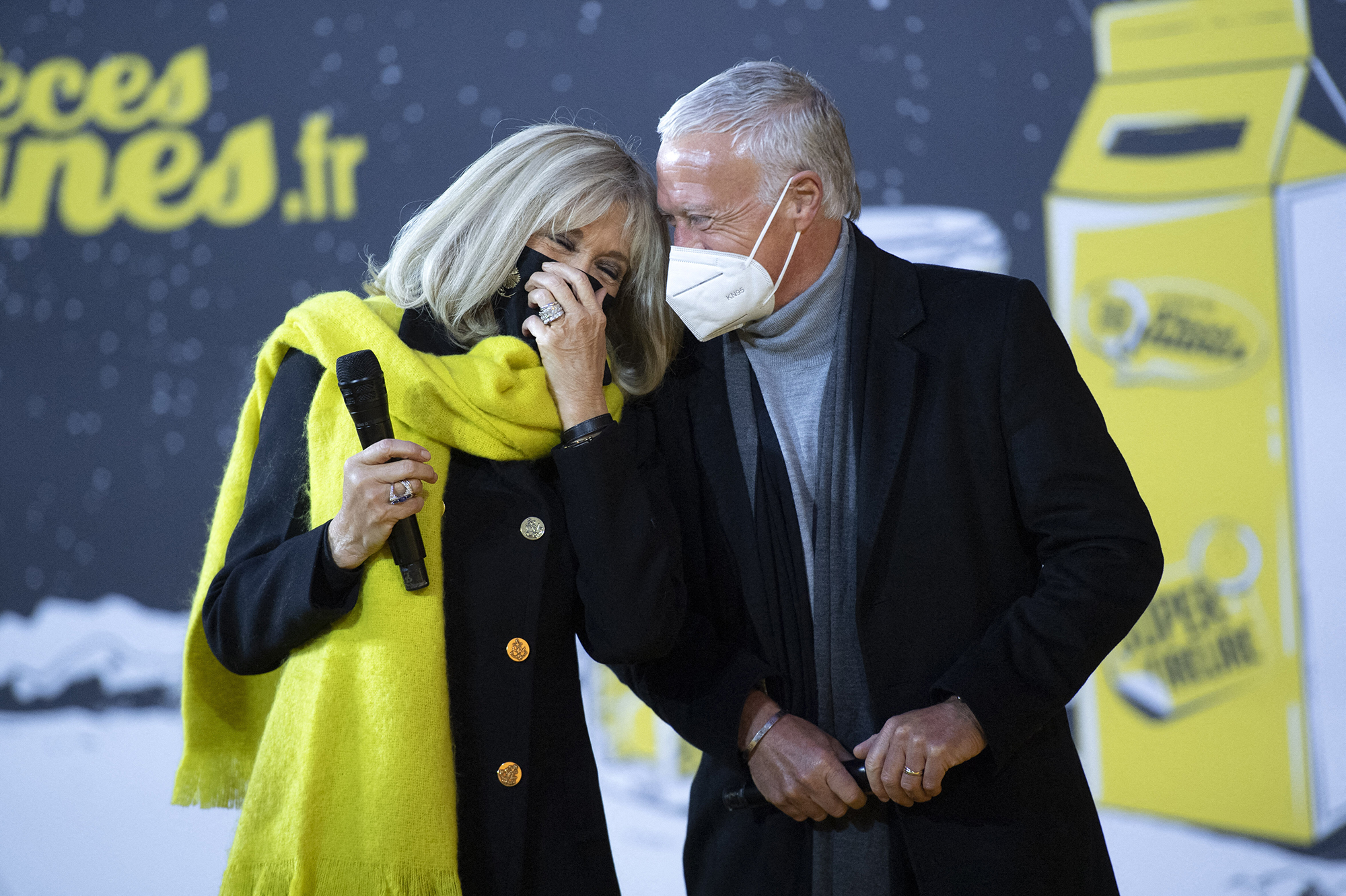 Puces de lit : « Our President is dry ! » Brigitte-Macron-et-Didier-Deschamps-donnent-le-top-depart-de-l-operation-Pieces-Jaunes-2022