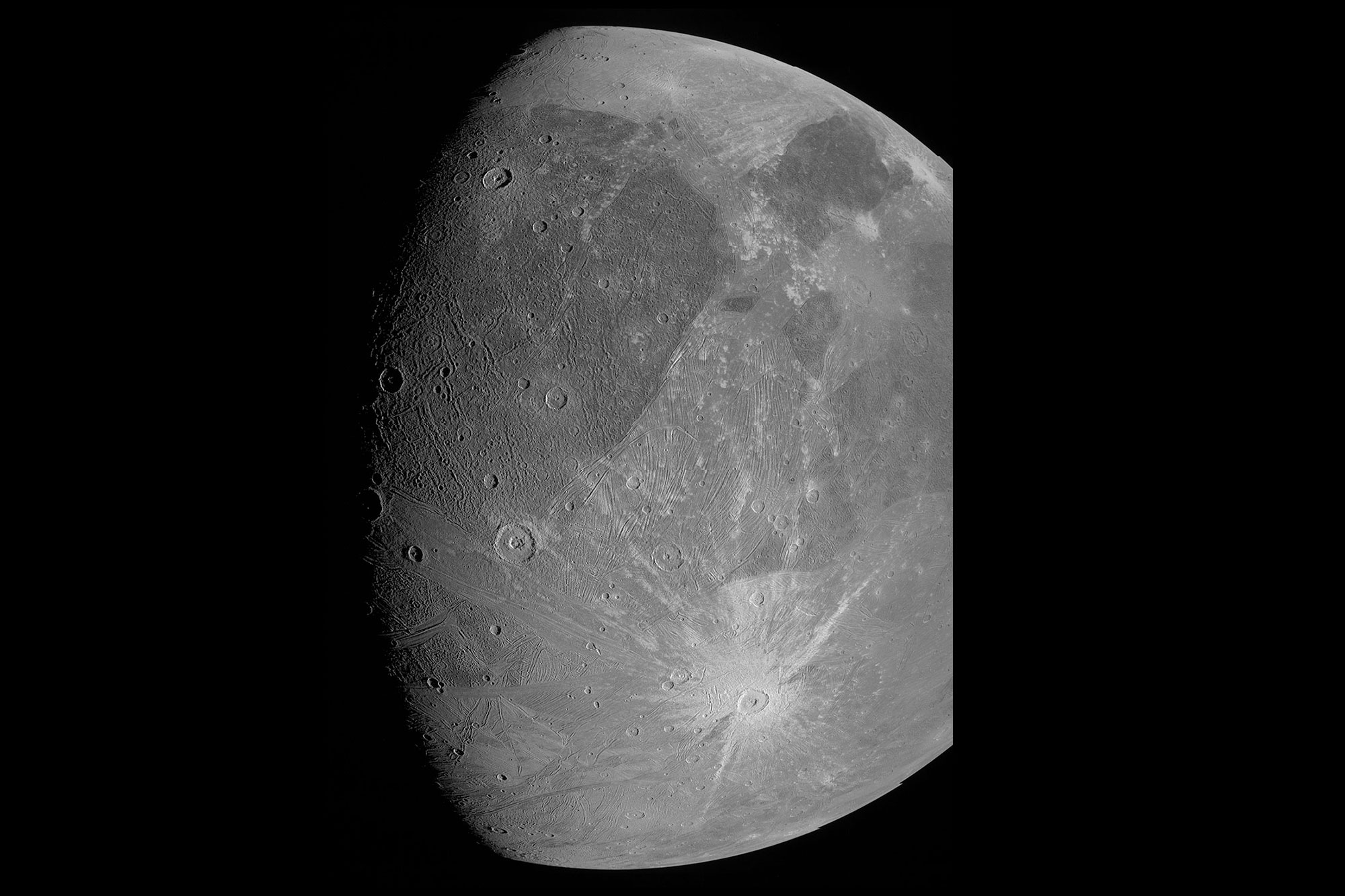 La Nasa publie les premières photos de Ganymède, la plus grosse lune de ...