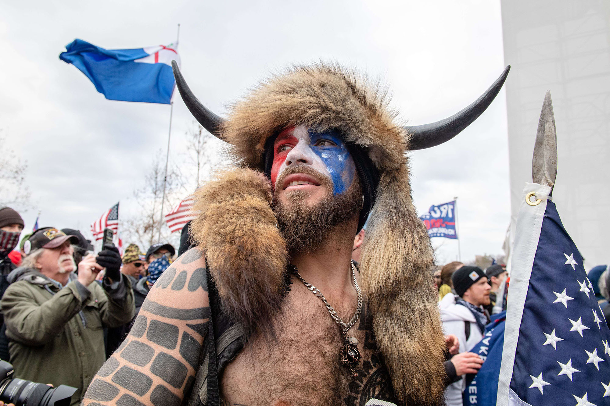 "QAnon Shaman", émeutier du Capitole, se sent trahi par Trump