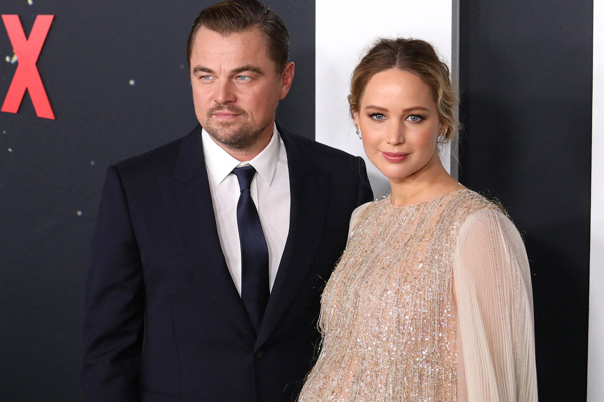 Jennifer Lawrence, future maman glamour au bras de Leonardo DiCaprio