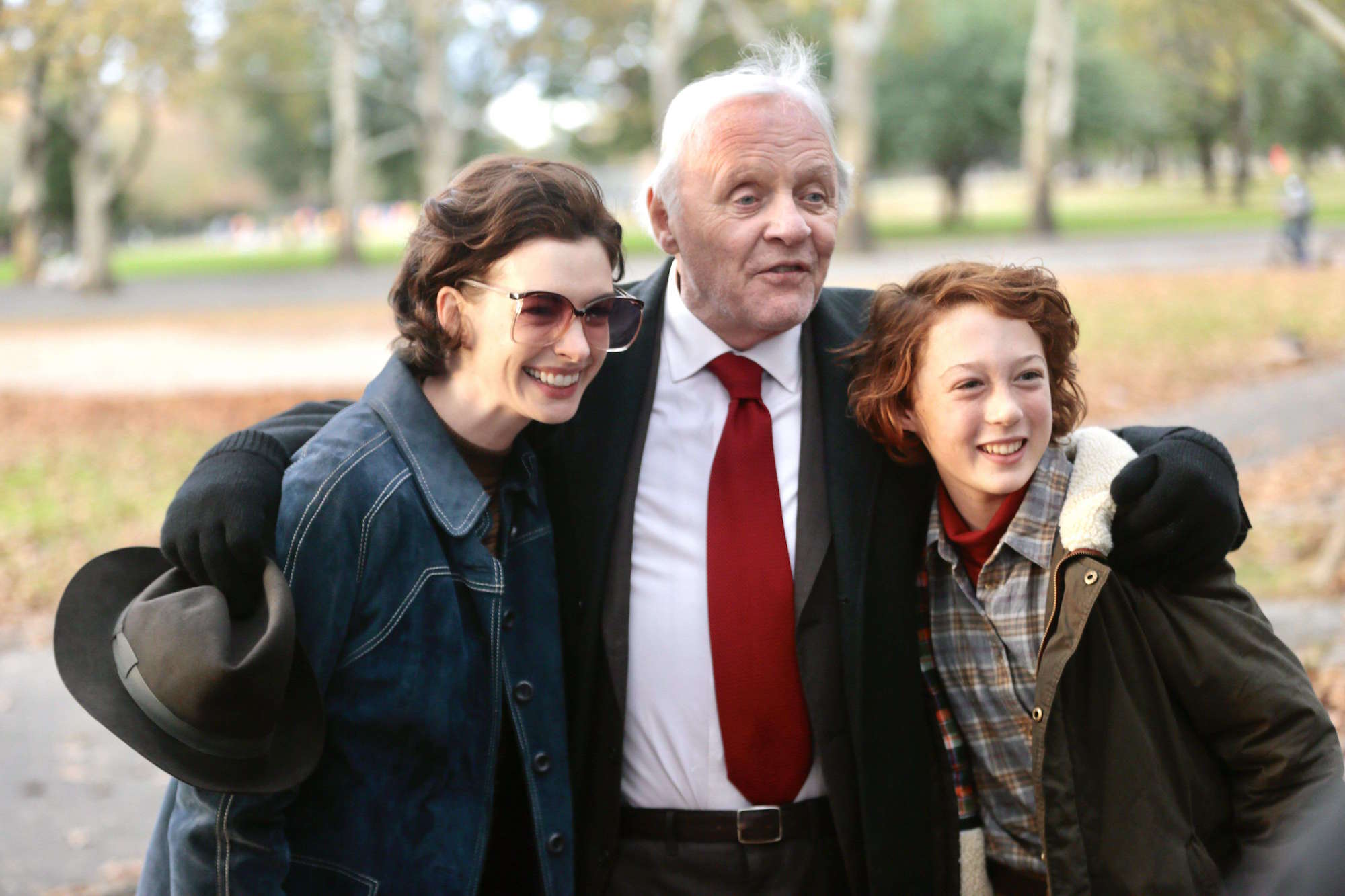 Anne Hathaway et Anthony Hopkins très 70's sur le tournage d'"Armageddon Time"