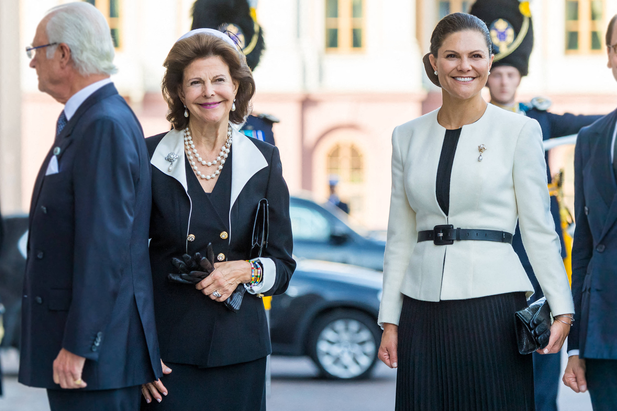 Victoria et Silvia, dress code noir et blanc pour la rentrée parlementaire