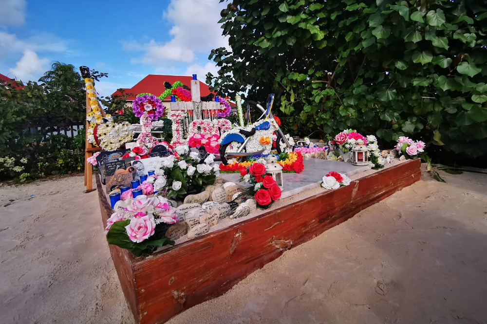 Nouvelle Tombe De Johnny Hallyday Photos