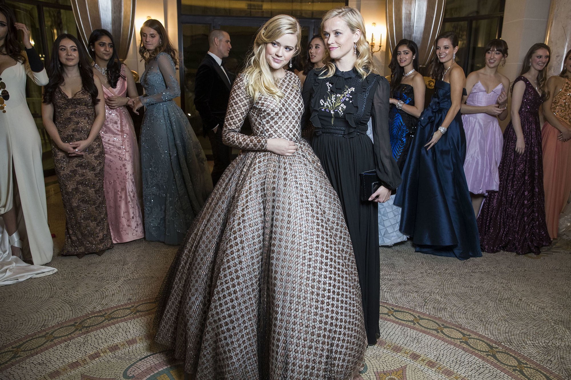 Le Bal des Débutantes: La fille de Reese Witherspoon officiellement