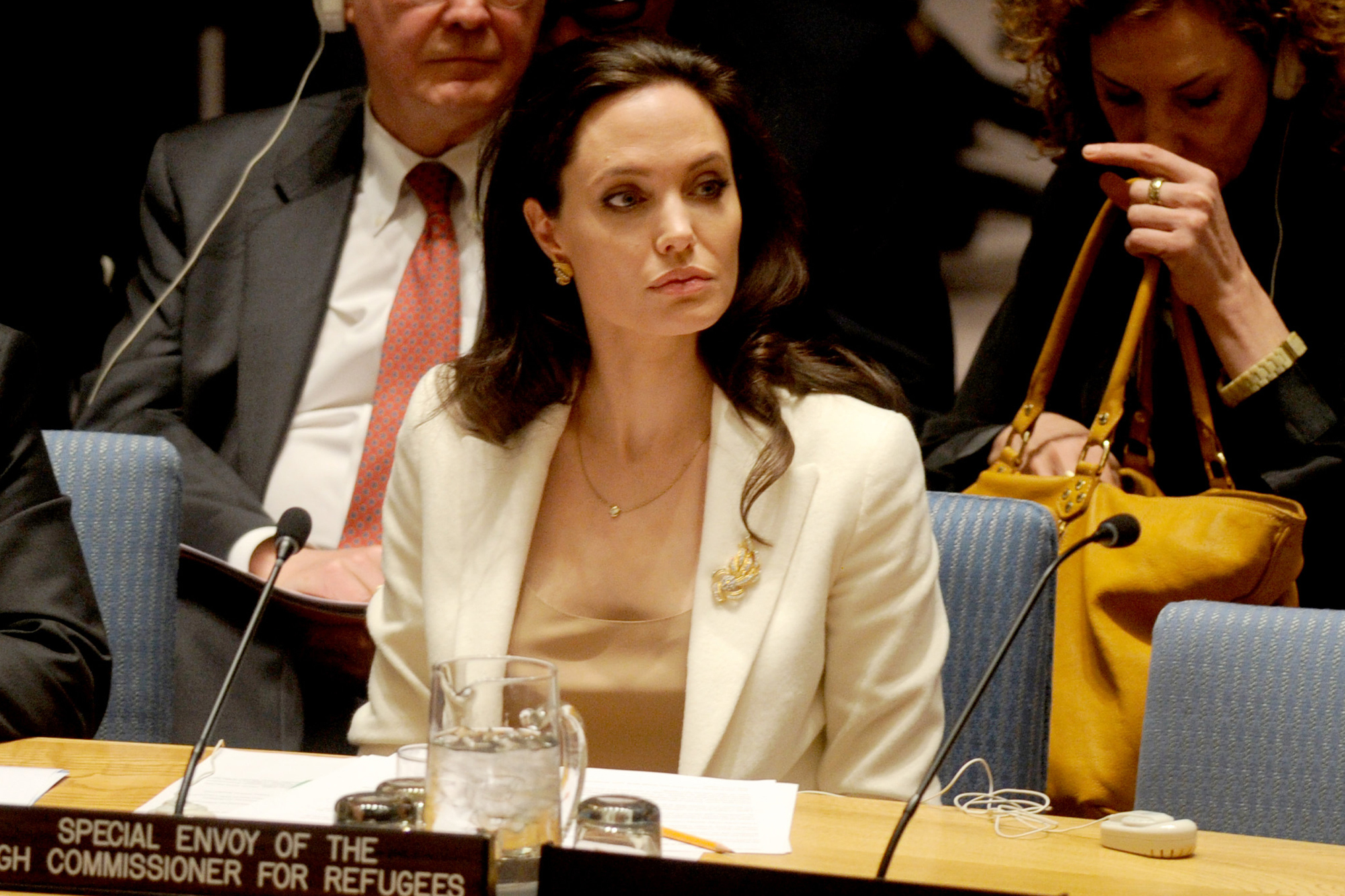 Angelina Jolie Dénonce Les Violences Faites Aux Femmes - "Le Viol Est ...