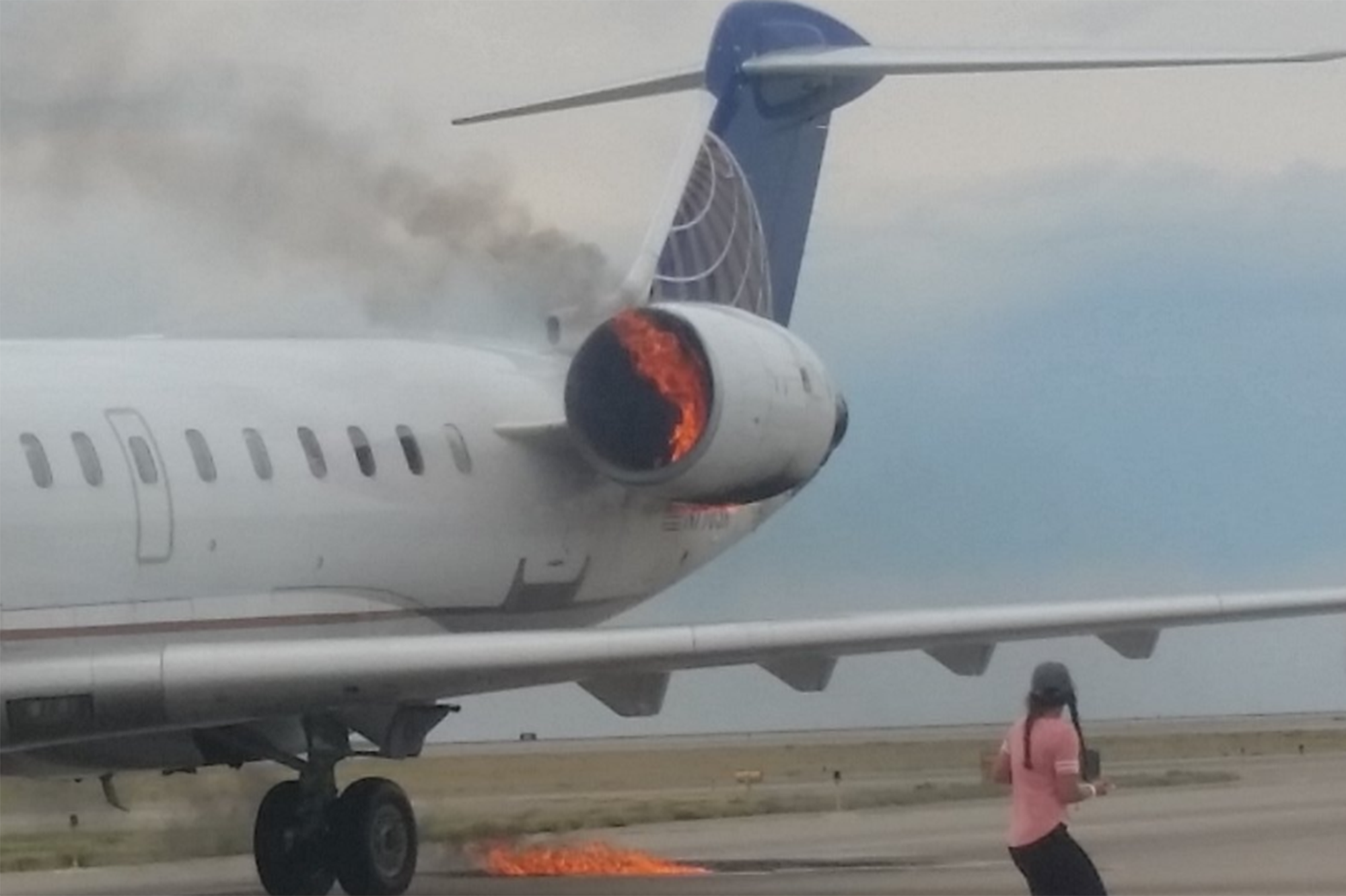 Un avion en feu atterrit à l'aéroport de Denver