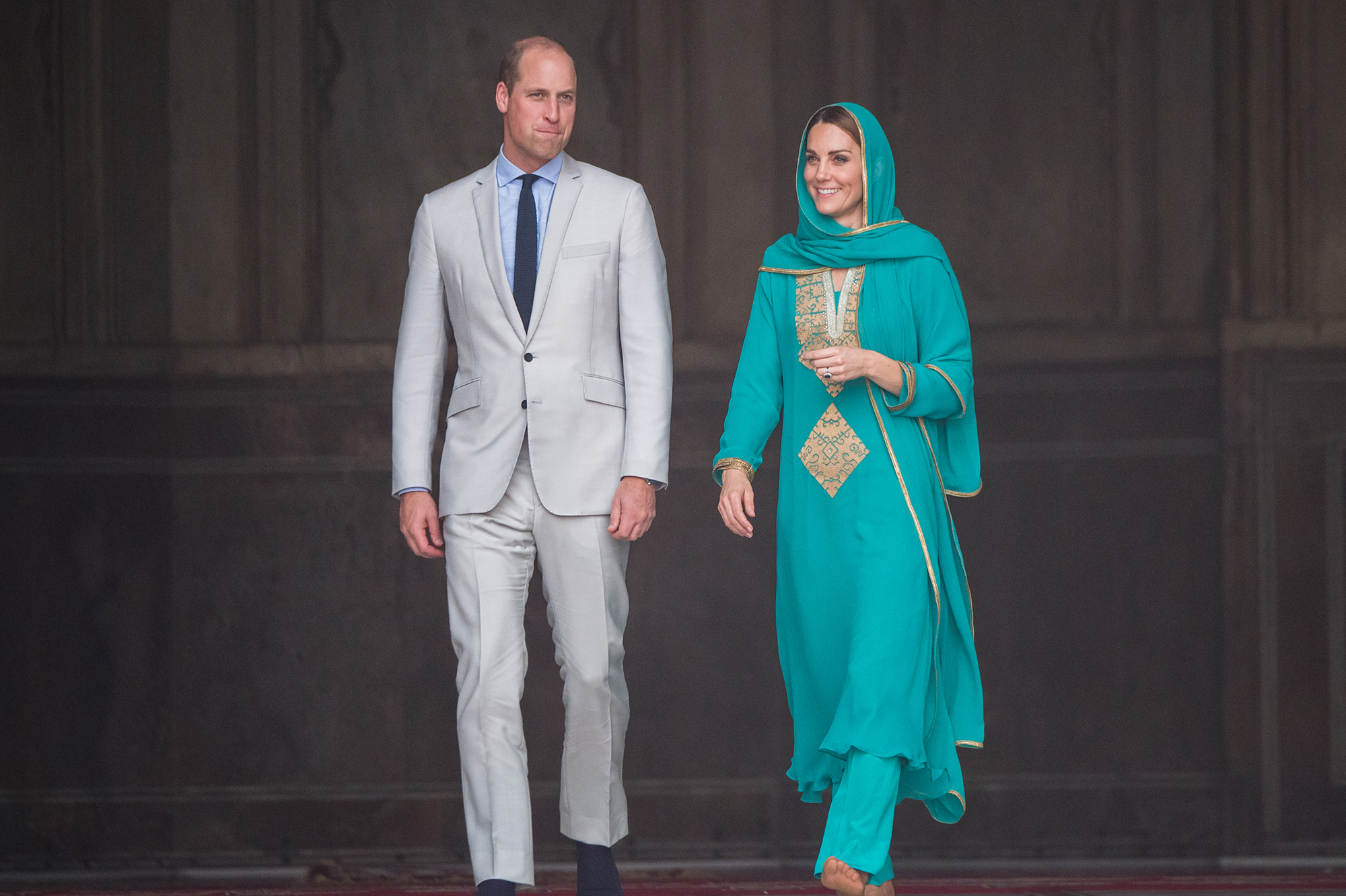 Kate Middleton, radieuse en voile turquoise pour visiter la mosquée