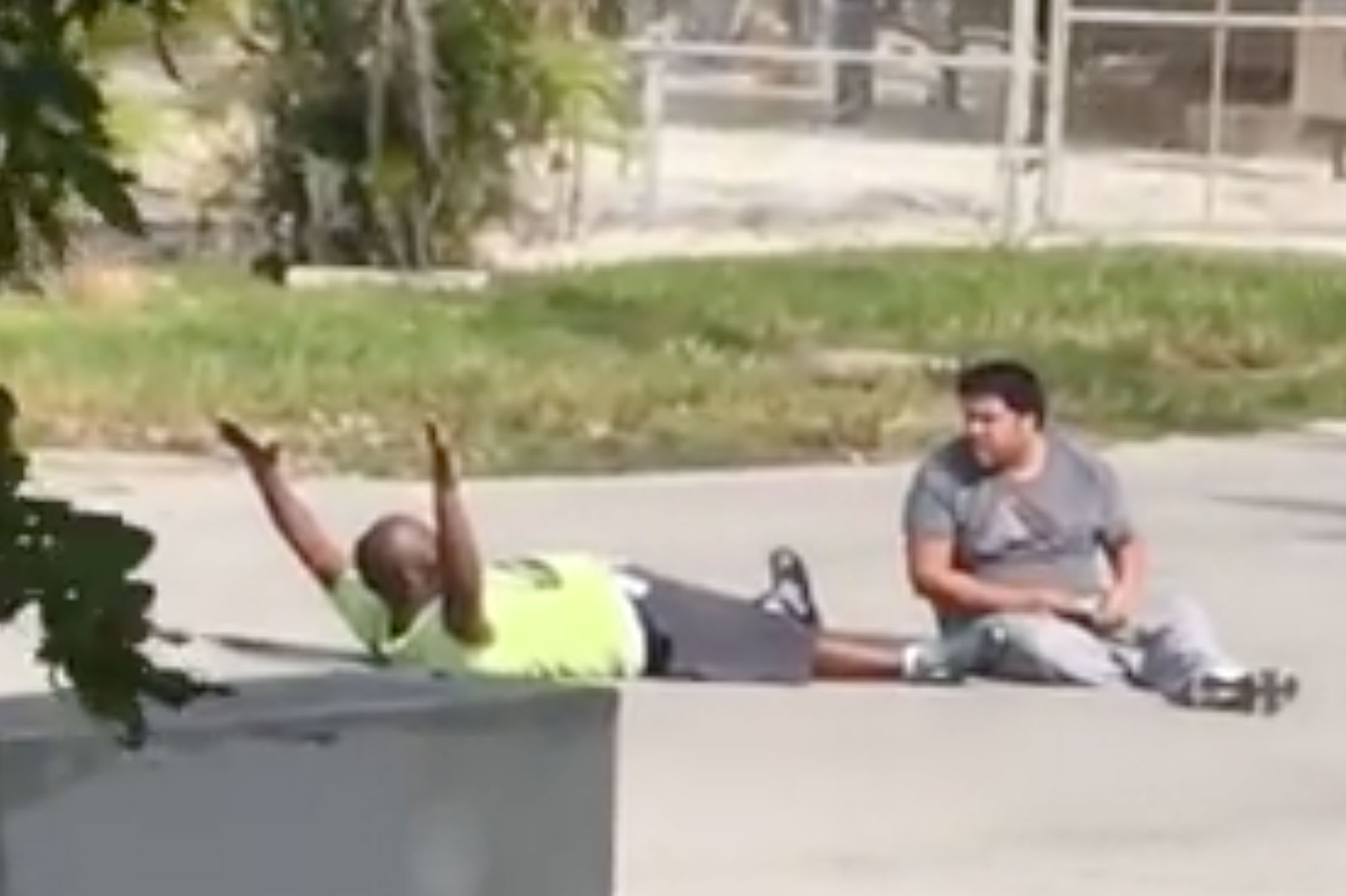 Au sol, les mains en l’air, un homme noir se fait tirer dessus par un