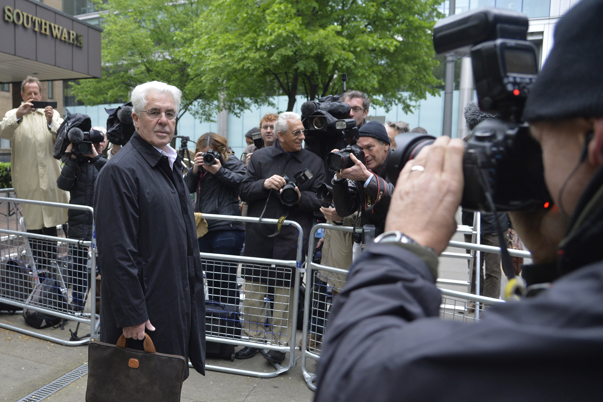 Un Roi De La Comm Rattrap Par Le Scandale Coupable D agressions 