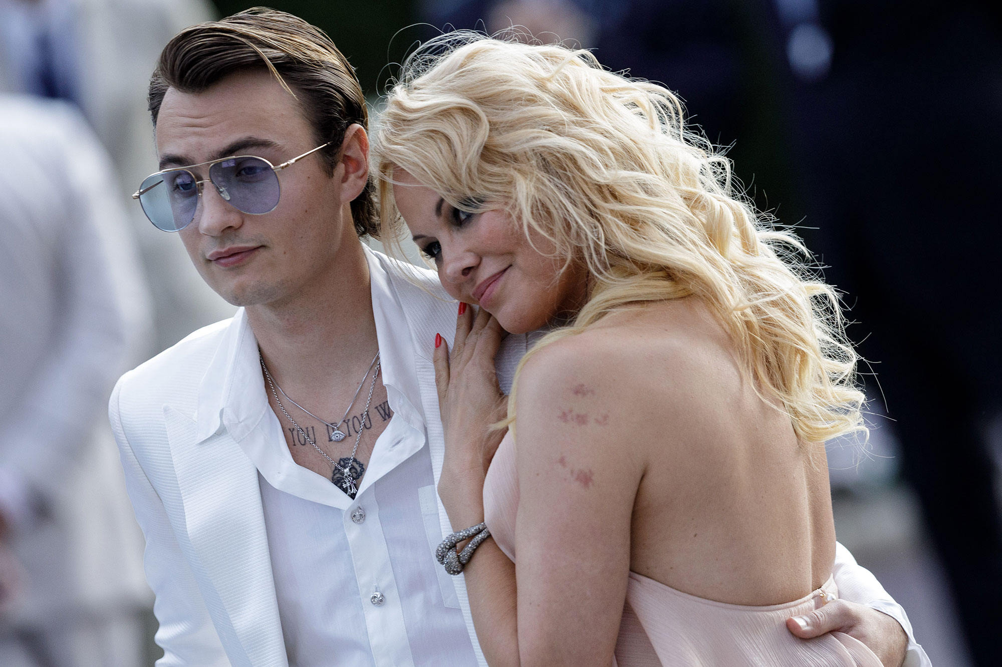 Pamela Anderson, maman affectueuse au gala de l'amfAR à Cannes