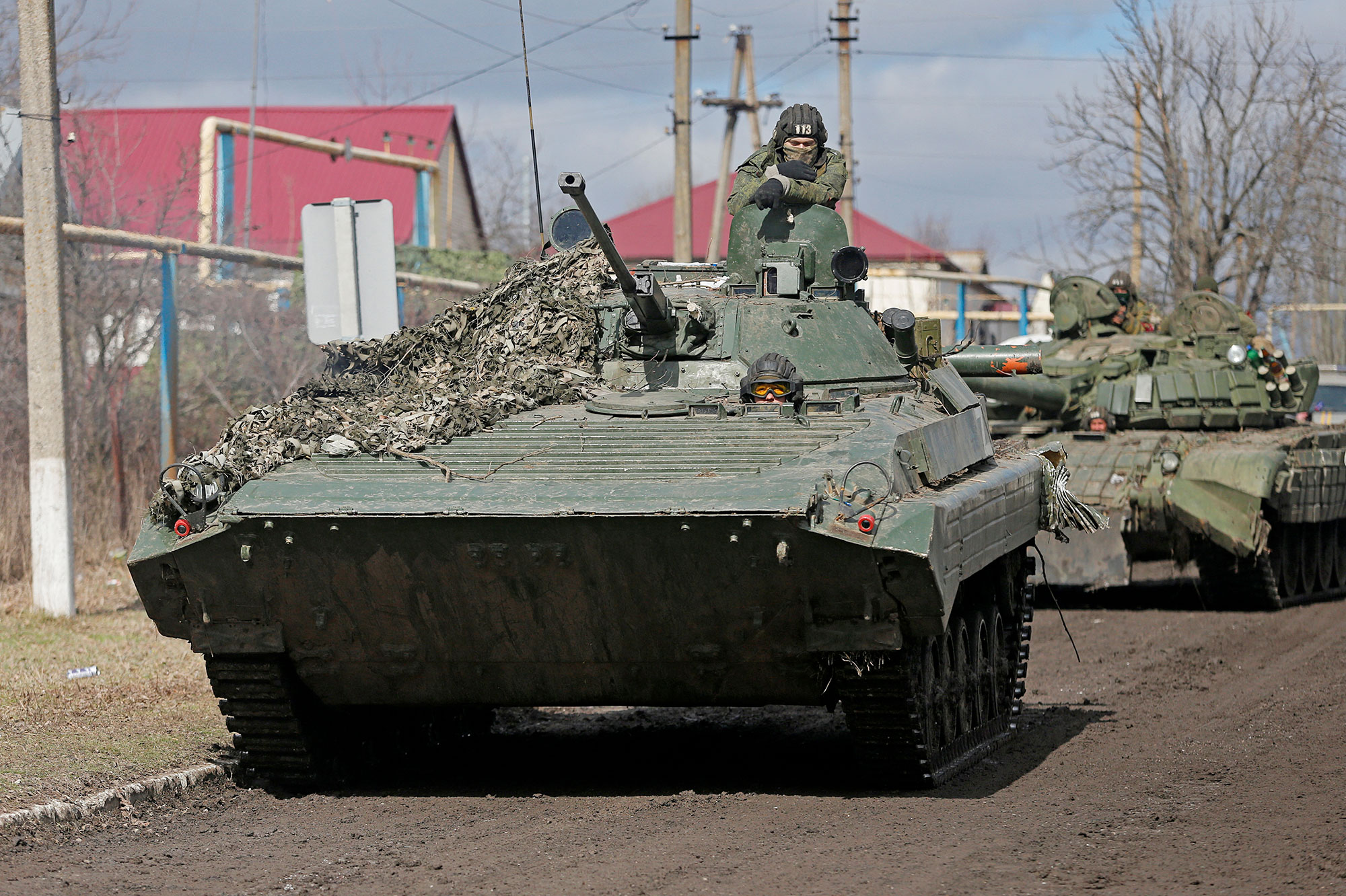 L'armée russe s'approche de Kiev, Macron parle à Poutine… le point sur ...