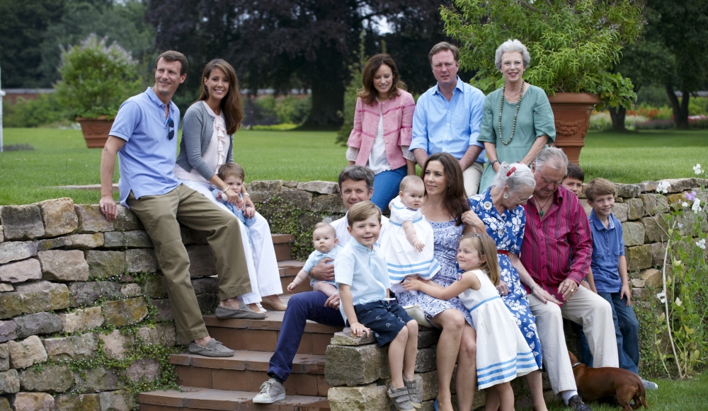 Английская семья видео. Семья в Великобритании обычная. Дом королевской семьи Великобритании. Семейные снимки британской семьи.