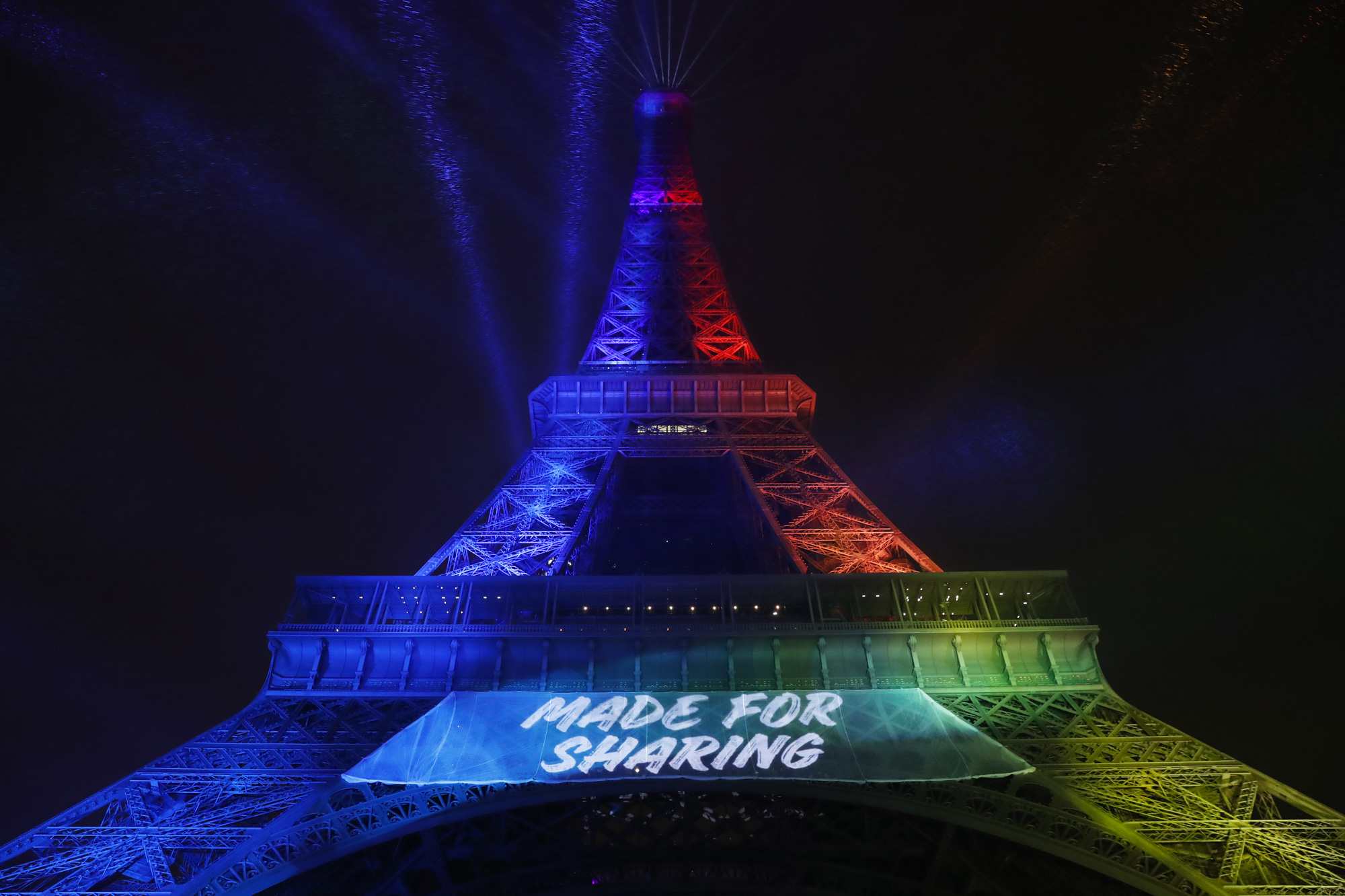 La Tour Eiffel S Illumine Pour Paris 2024 ?VersionId=uHS9HrGjtcbXb0C92EAfU3sTcdMYUmGu