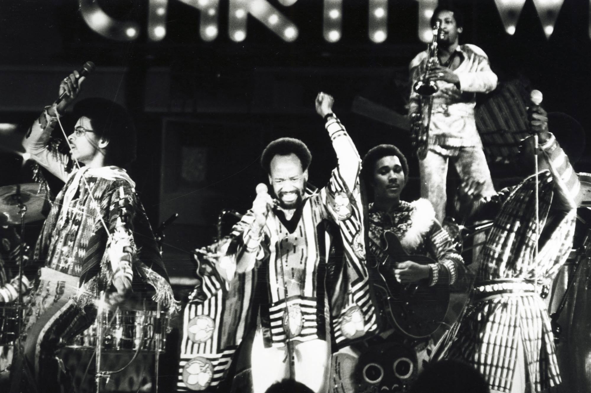 "Let's Groove" avec Earth, Wind and Fire Hommage à Maurice White