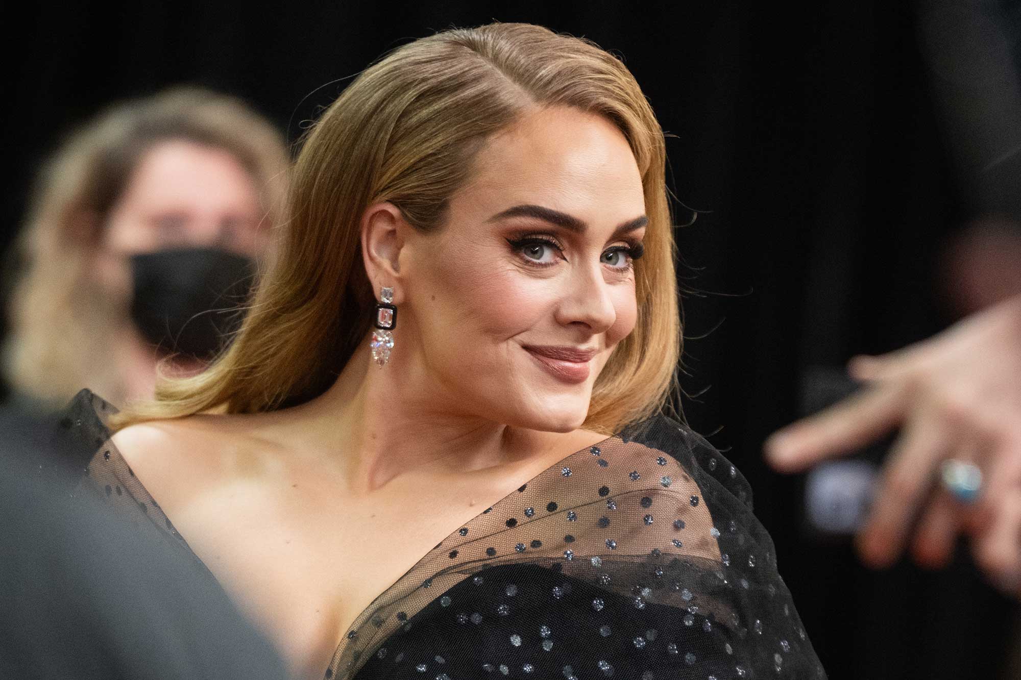 https://resize-parismatch.lanmedia.fr/var/pm/public/media/image/2022/05/06/14/A-34-ans-Adele-n-a-jamais-ete-aussi-heureuse-de-sa-vie.jpg?VersionId=tLRVjMH1zaYDe5DE5yIlo2iskz10W1K2