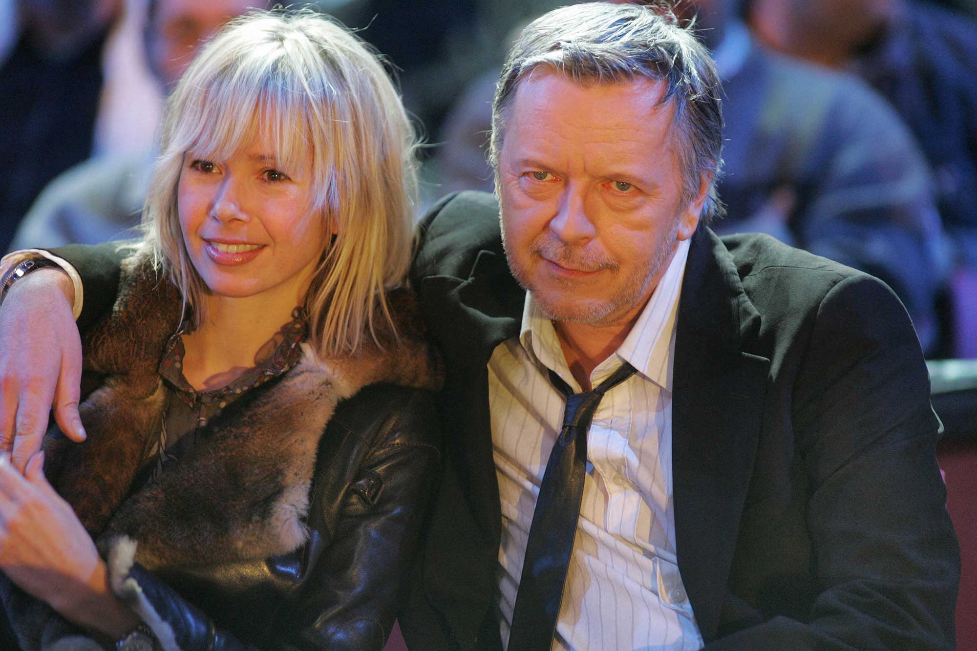 Renaud and Romane Serda, the ex-spouses reunited for the singer's 70th
