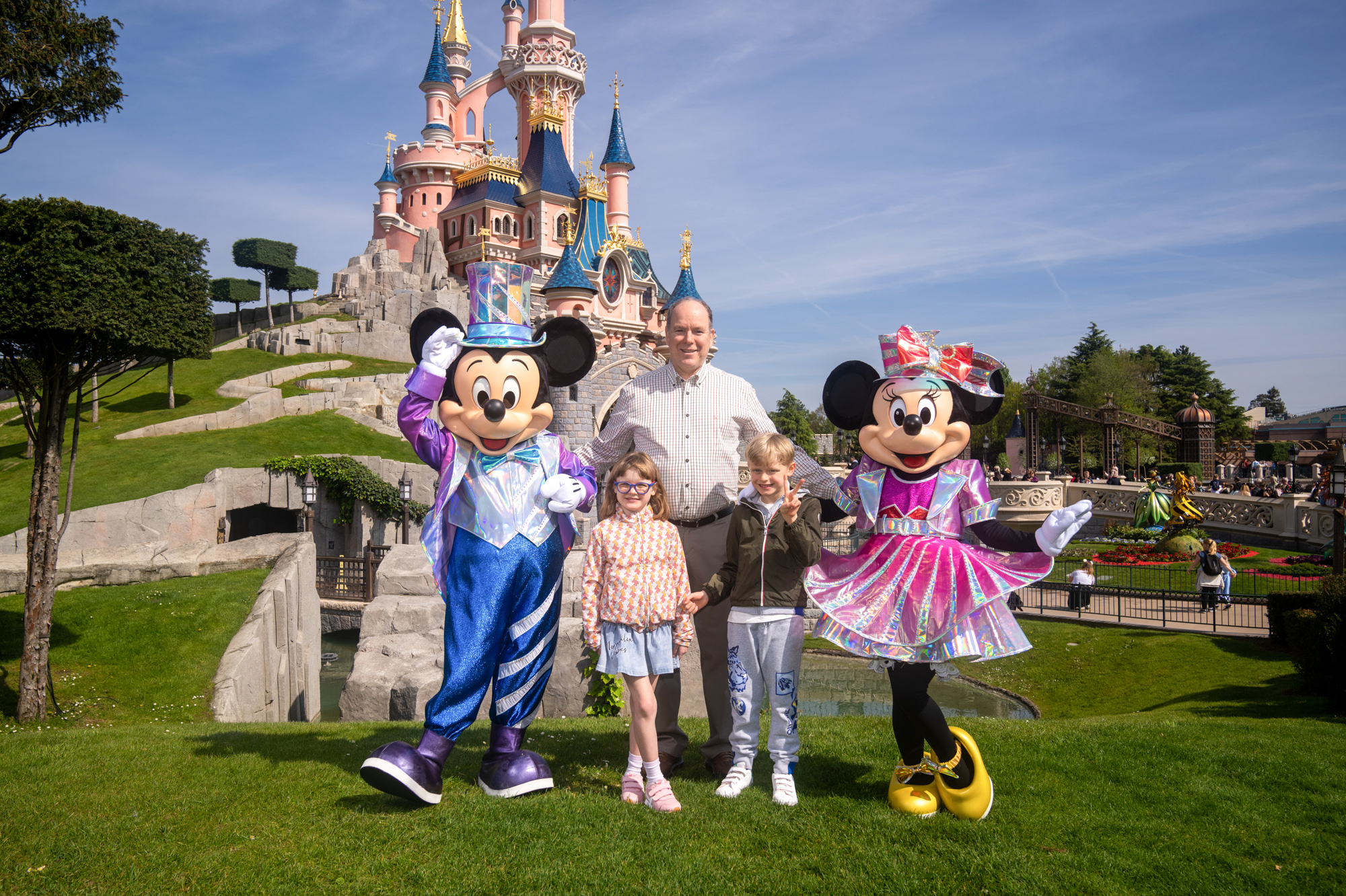 Le prince Jacques et la princesse Gabriella de Monaco ont retrouvé Mickey et Minnie à Disneyland Paris