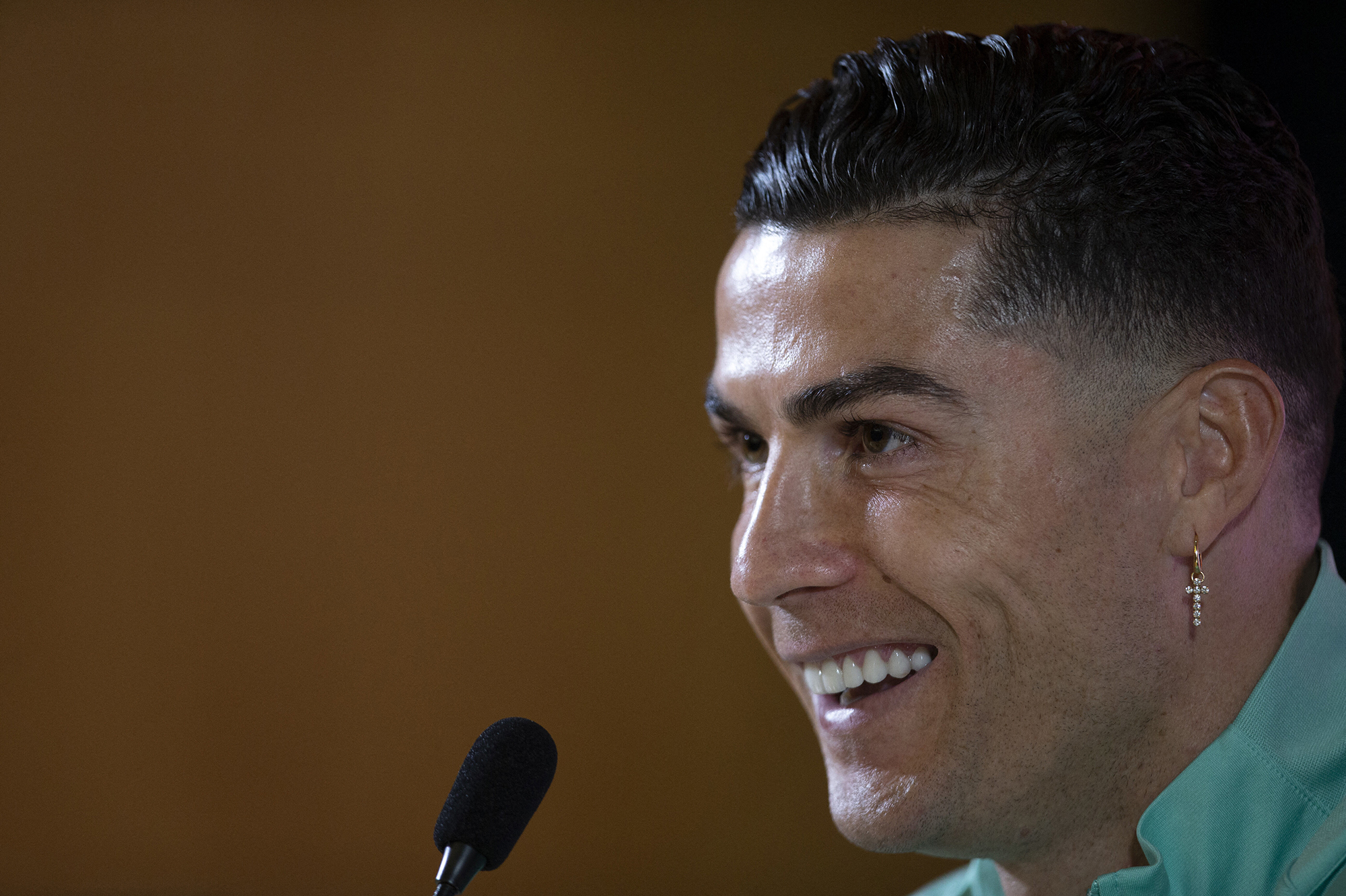 Cristiano Ronaldo dad, salient abs contest with his 11yearold son