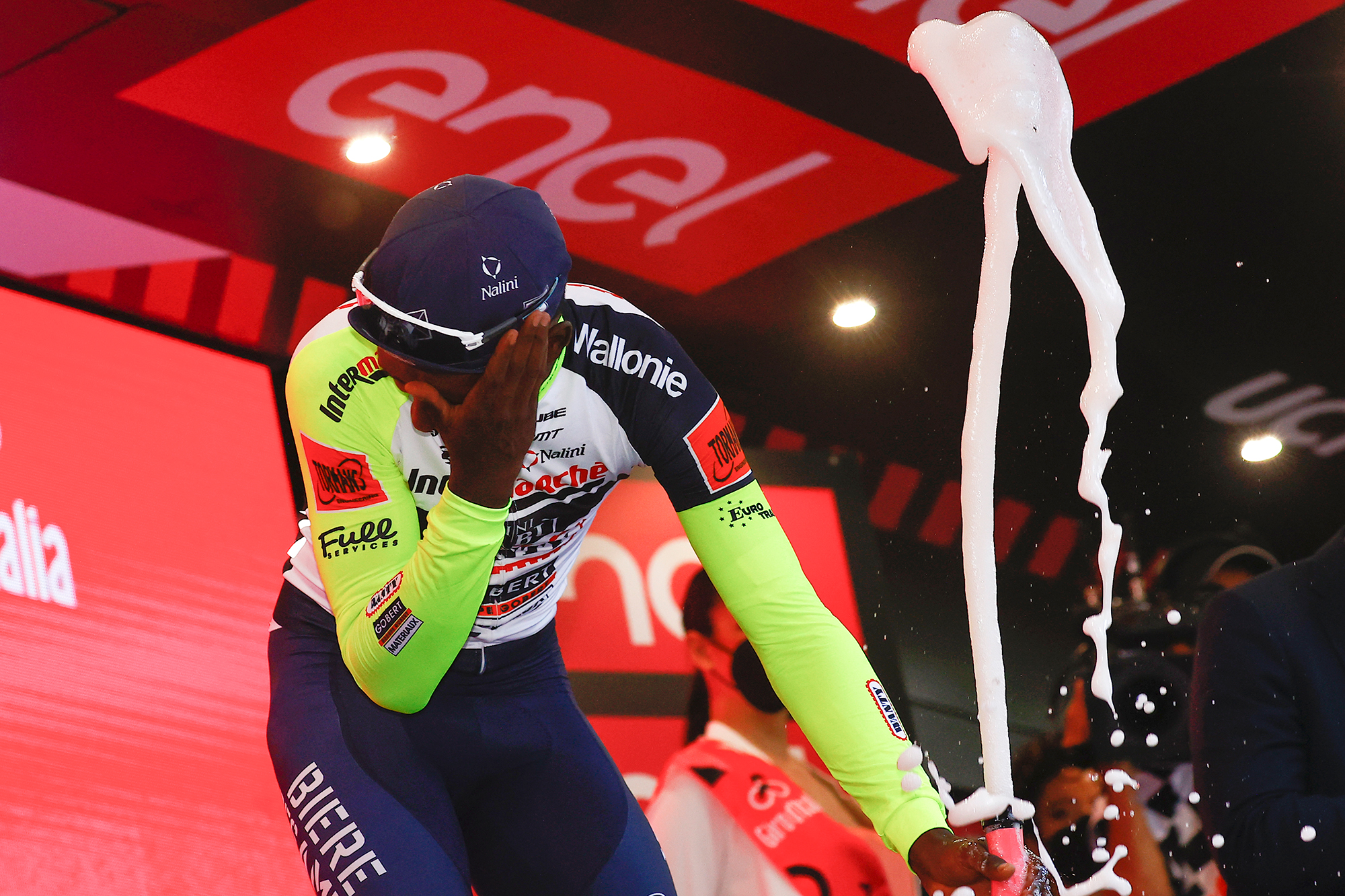 L'Erythréen Girmay passe d'une victoire historique au Giro à l'abandon à cause d'un bouchon