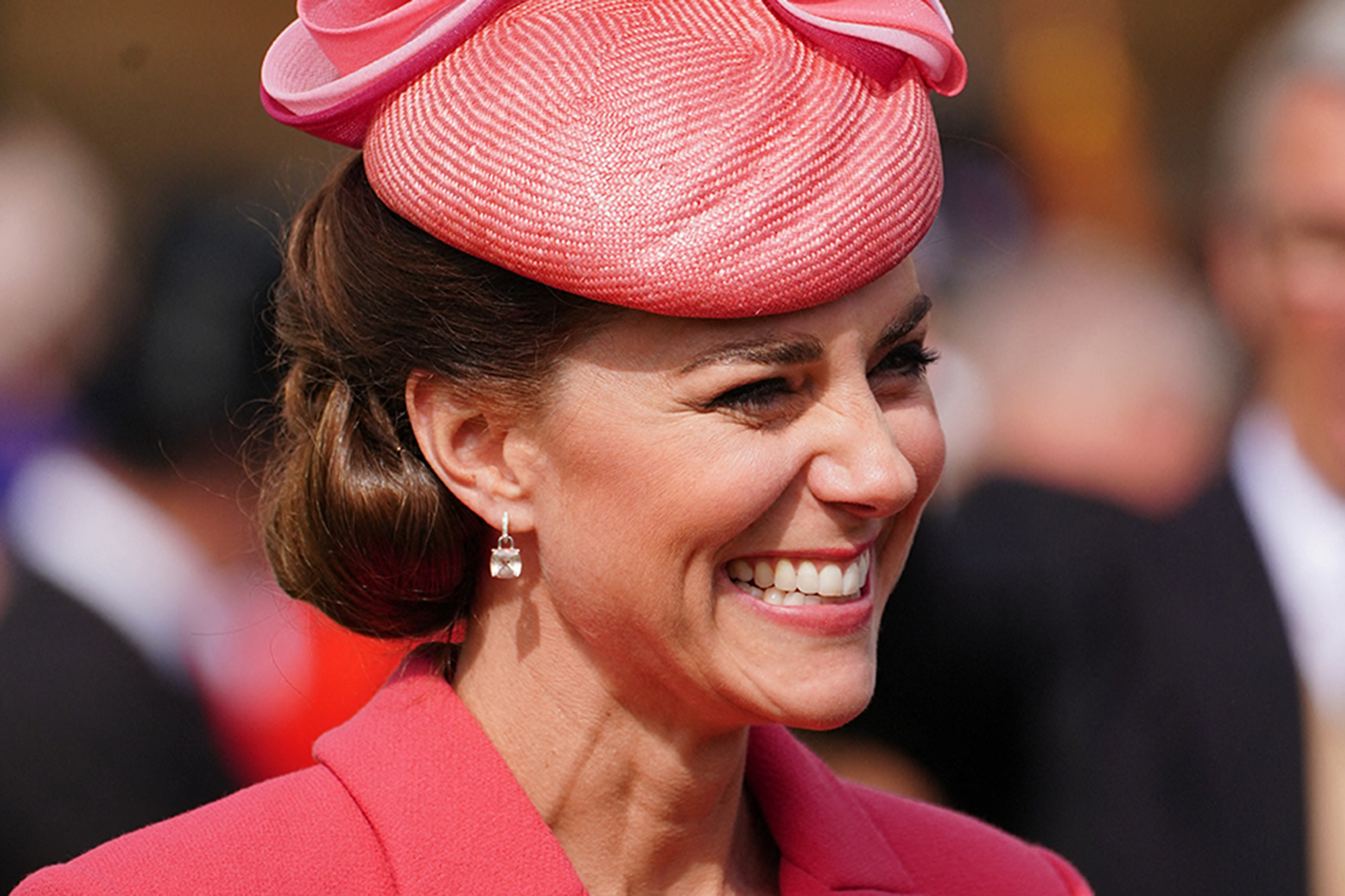 Kate Middleton radieuse en rose, garden party en famille à Buckingham