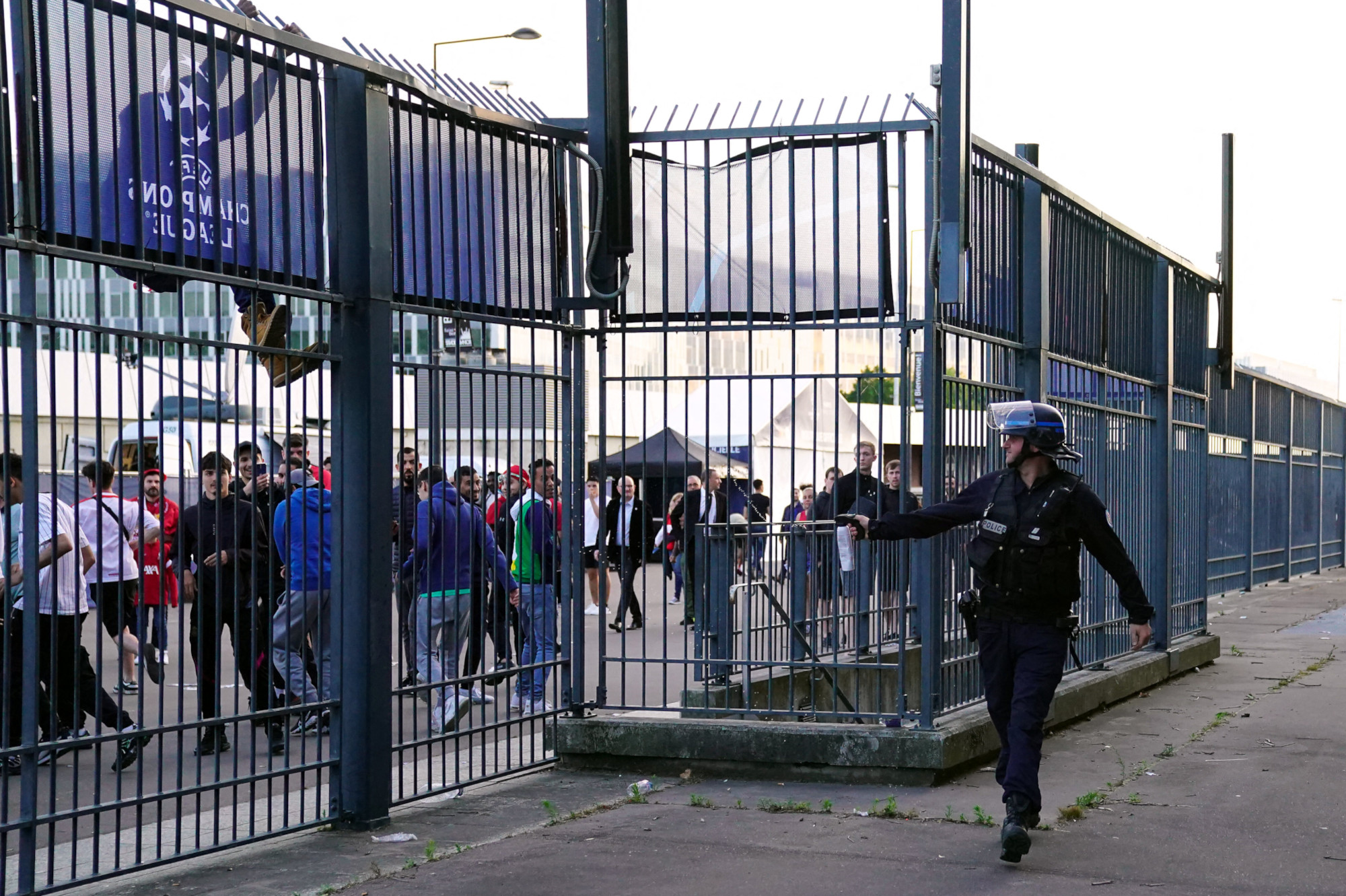 Stade de France: Le Pen et Mélenchon dénoncent «une humiliation» et un «échec de la stratégie policière»