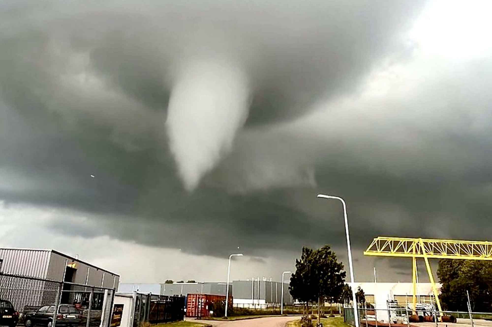 En images, une impressionnante tornade fait un mort aux Pays-Bas
