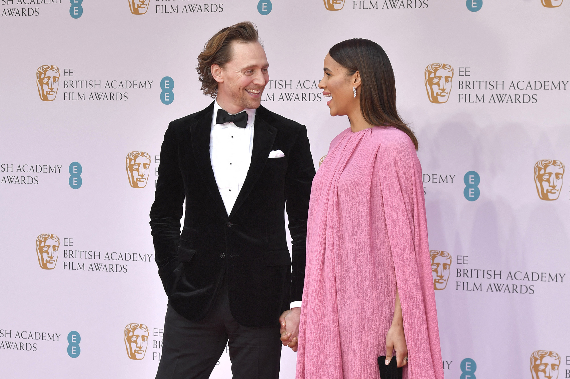 Tom Hiddleston bientôt papa, sa fiancée dévoile un ventre bien rond