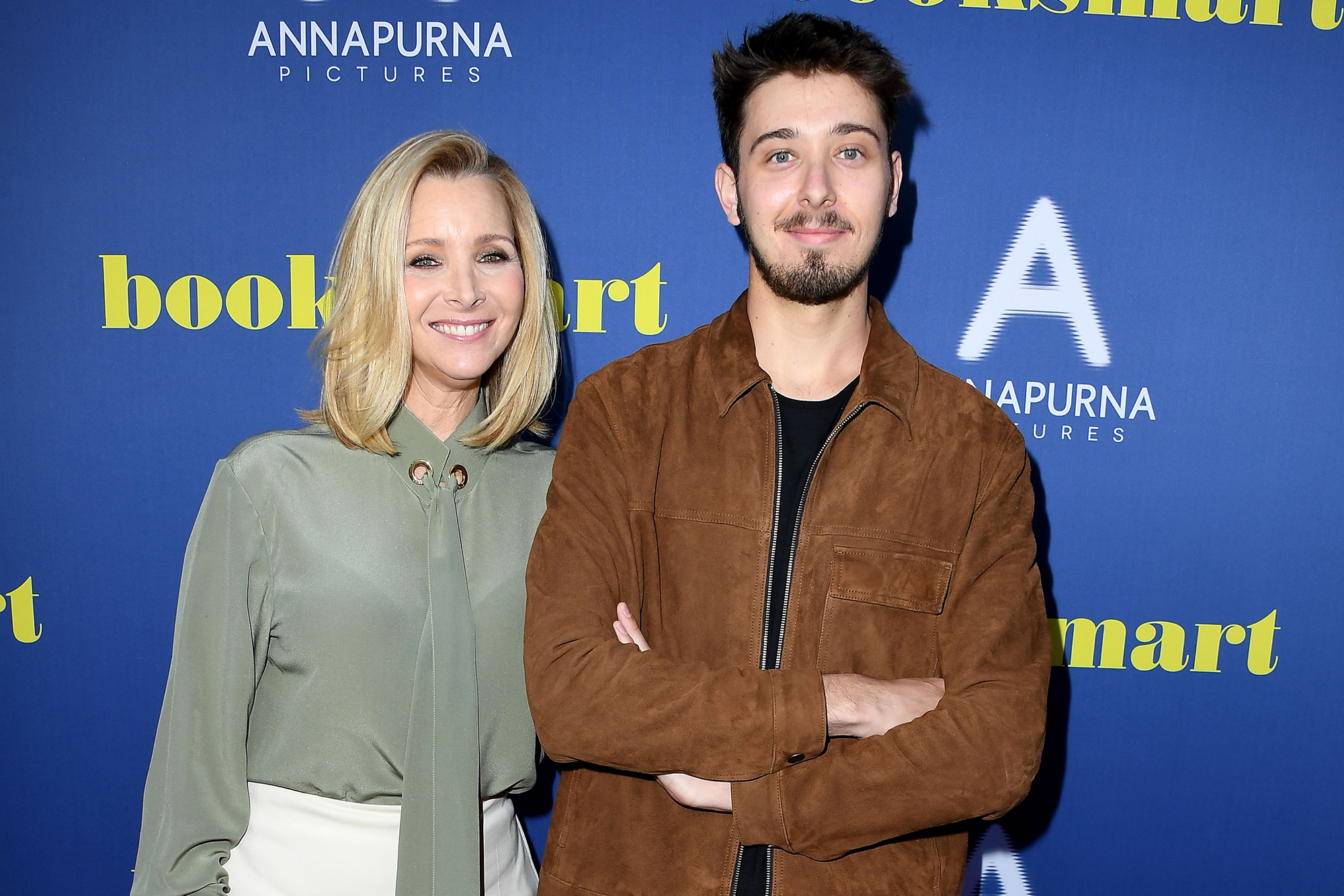 Quand Le Fils De Lisa Kudrow Decouvre Friends Pour La Premiere Fois A 24 Ans