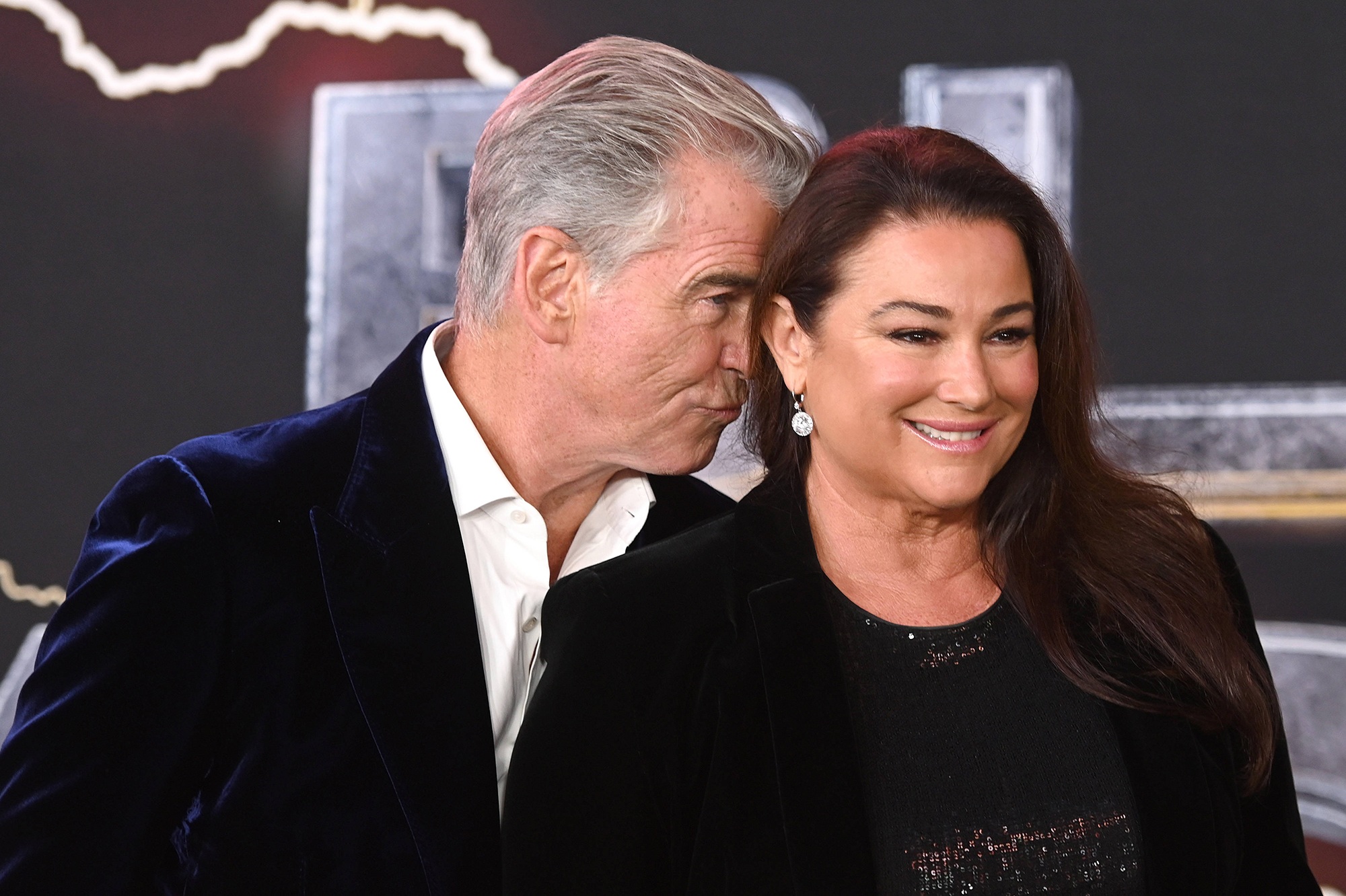 Pierce Brosnan and his wife, tender gestures at the premiere of “Black Adam”