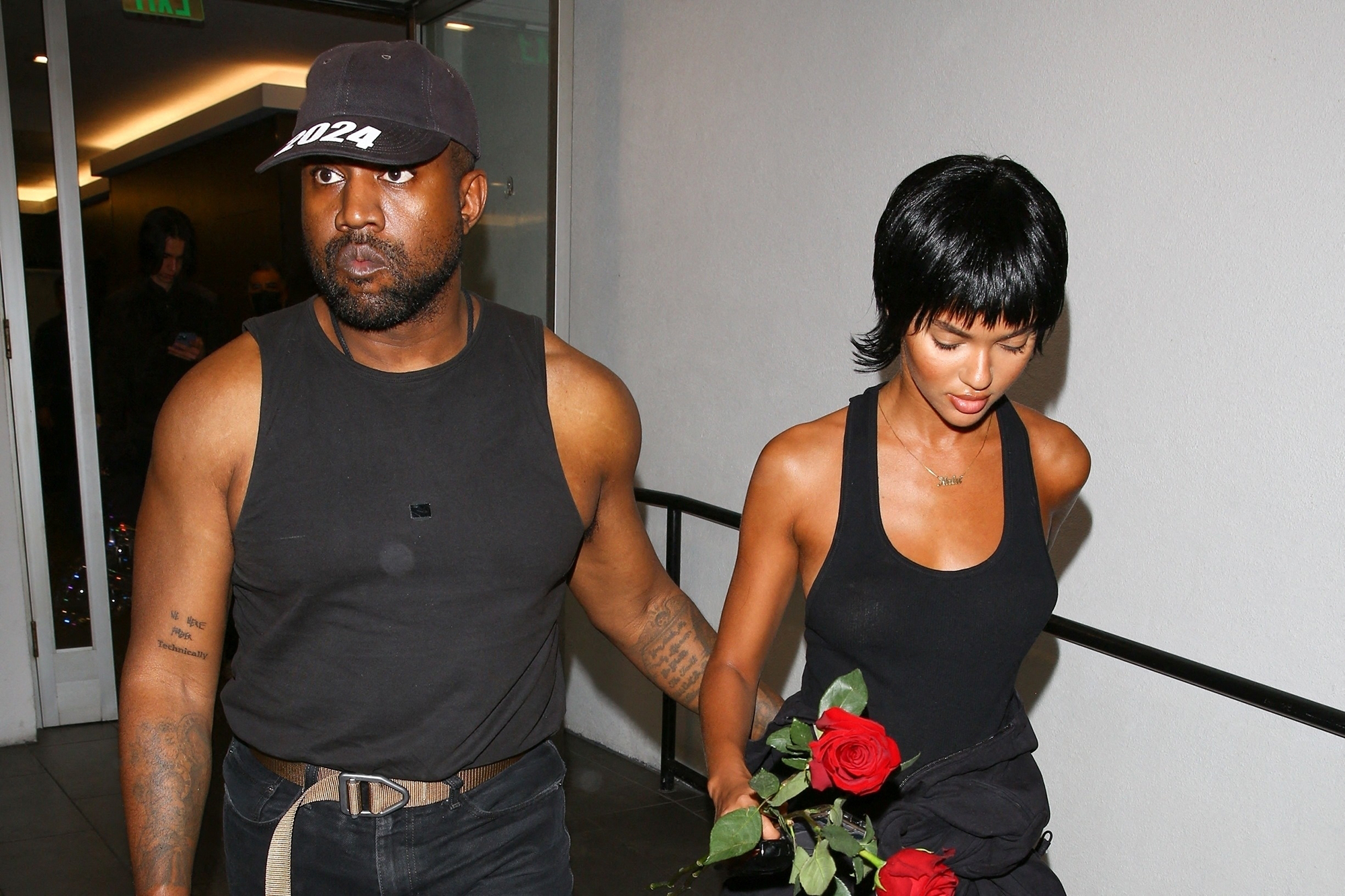 Kanye West et sa nouvelle petite amie de sortie, roses rouges et étreintes en public