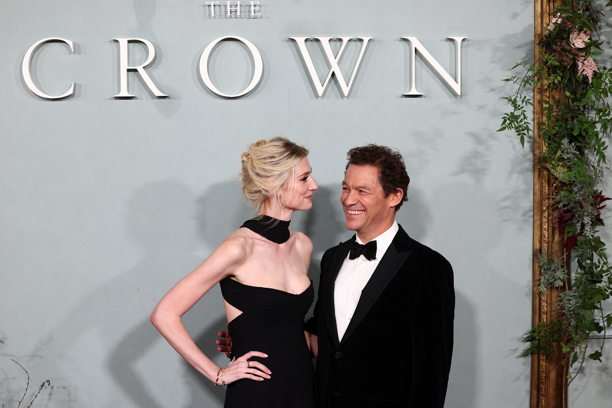 «The Crown» Première mondiale loin des tensions, avec Elizabeth Debicki et Dominic West
