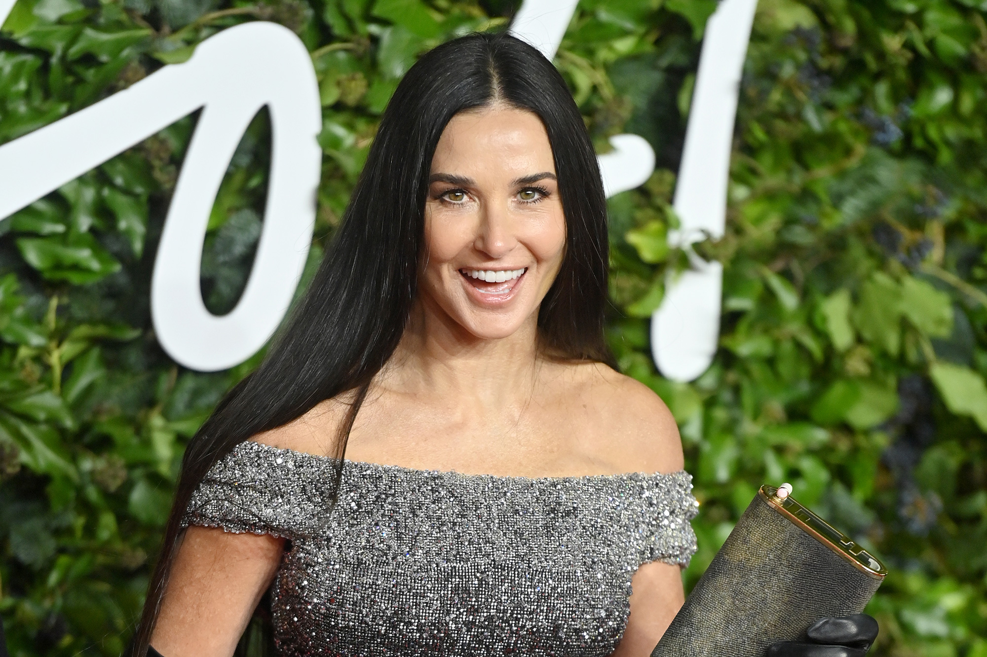 Demi Moore a 60 ans : bikini et chevelure de naïade, la star plus