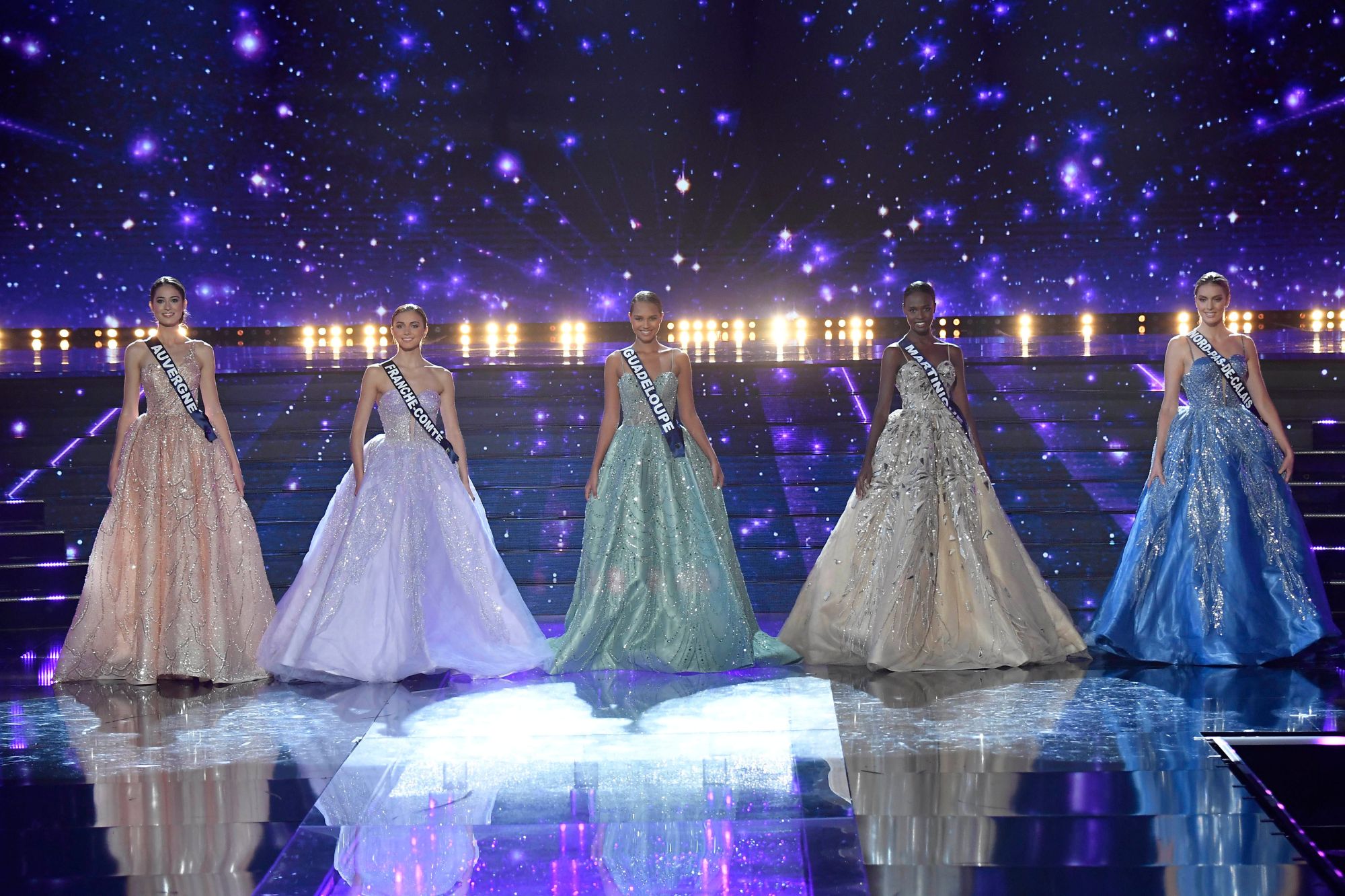 Miss France 2023 : Les cinq finalistes défilent en robe de soirée et  maillots de bain