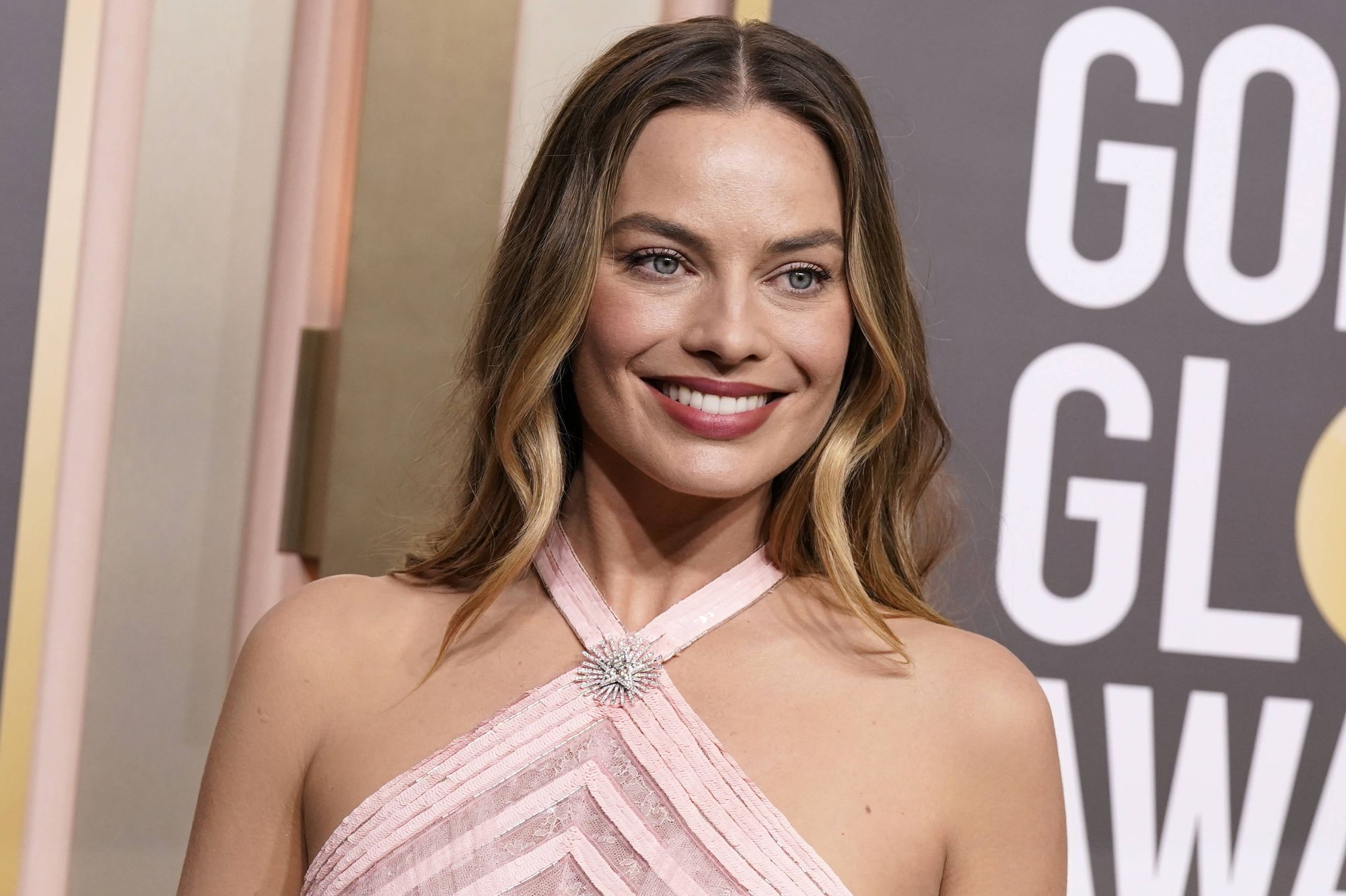 Margot Robbie aux Golden Globes, sa robe Chanel a nécessité 750 heures Margot Robbie aux Golden Globes, sa robe Chanel a nécessité 750 heures