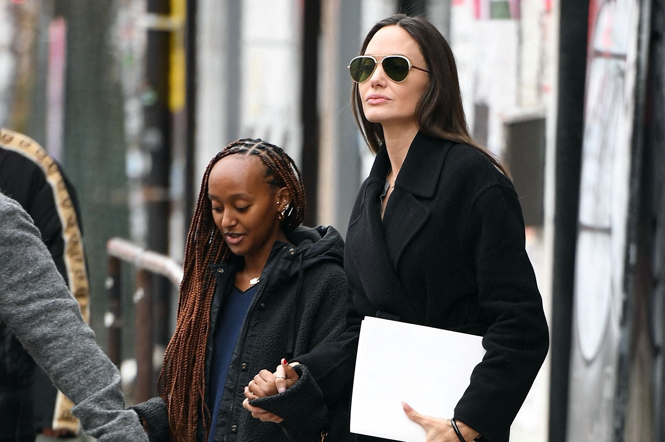 Angelina Jolie, chic walk in New York with her daughter Zahara