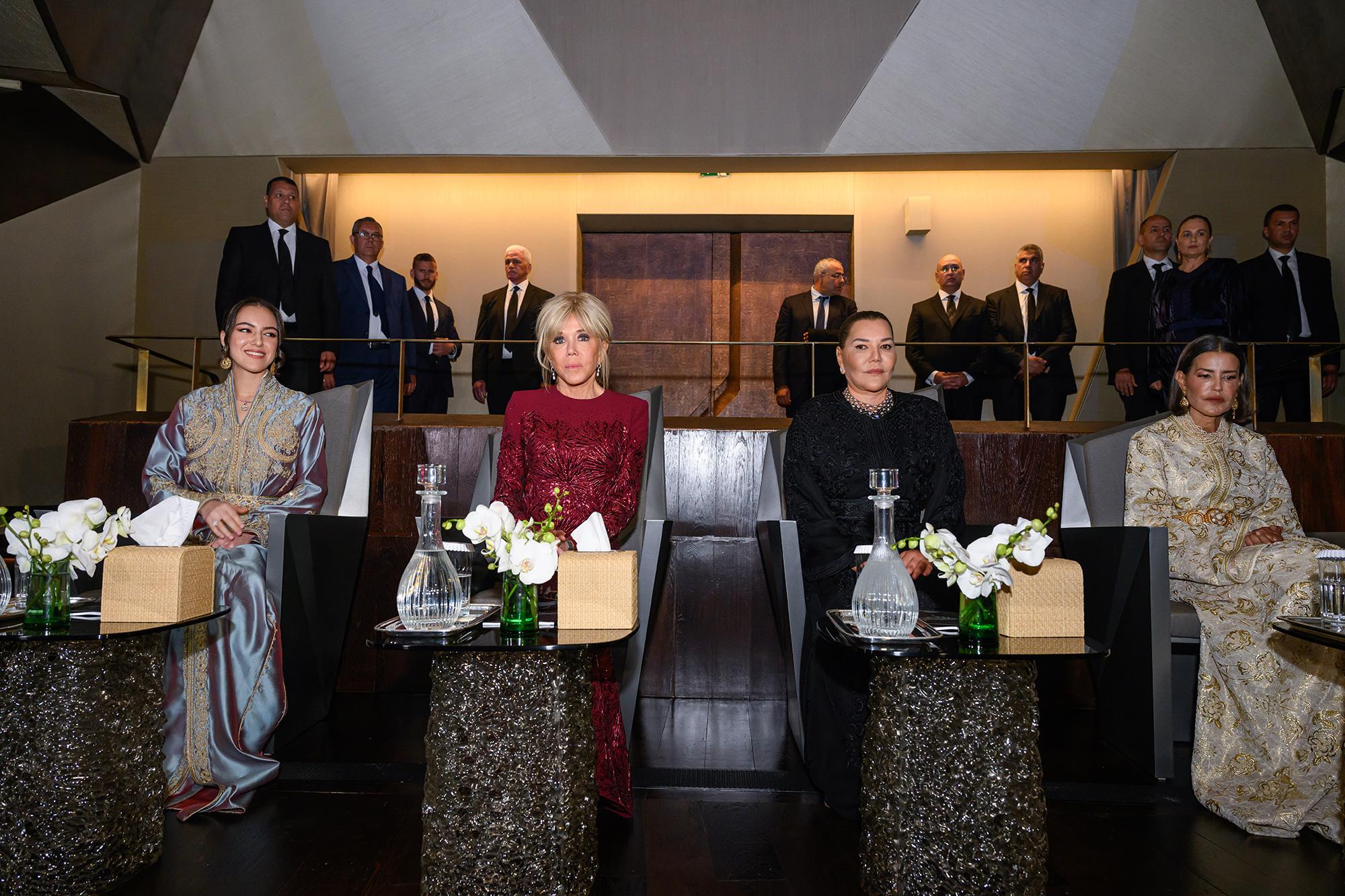 Sourire aux lèvres, la princesse Khadija du Maroc retrouve Brigitte Macron à Rabat